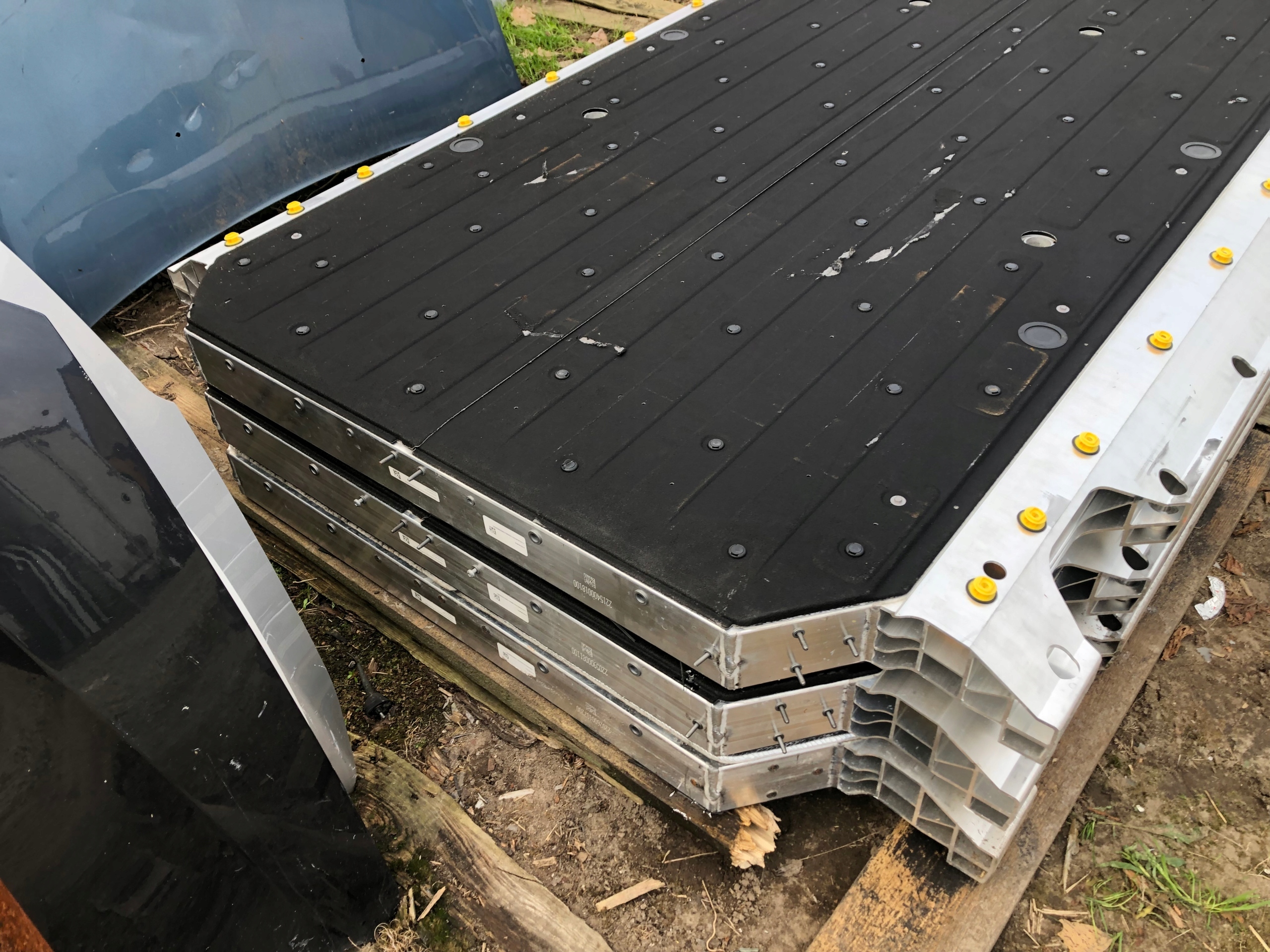 Mercedes EQC 293 ALU Rama abdeckung BODEN-
