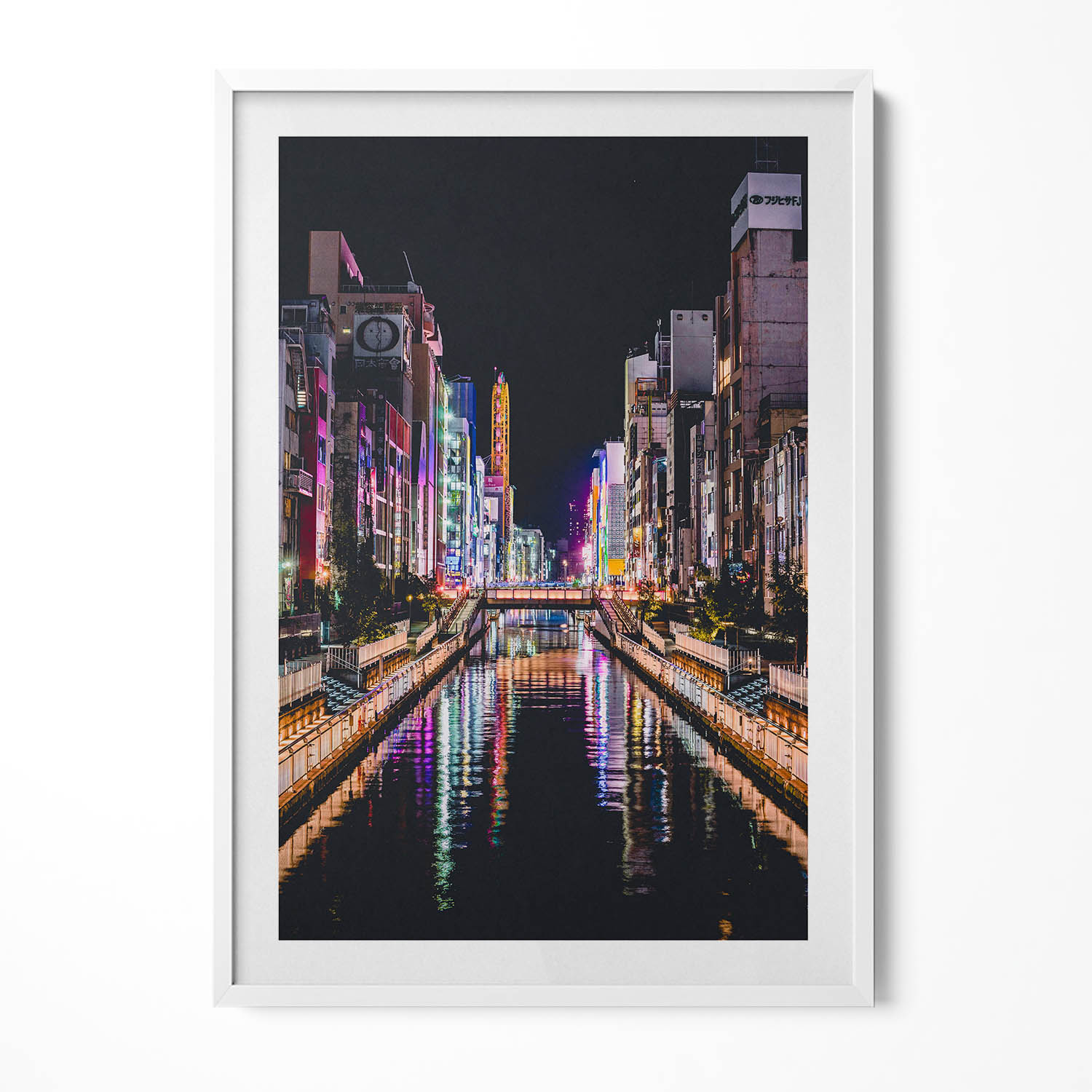 Obraz grafika v rámečku Noční město s odrazy světel ve vodě 70x100 cm