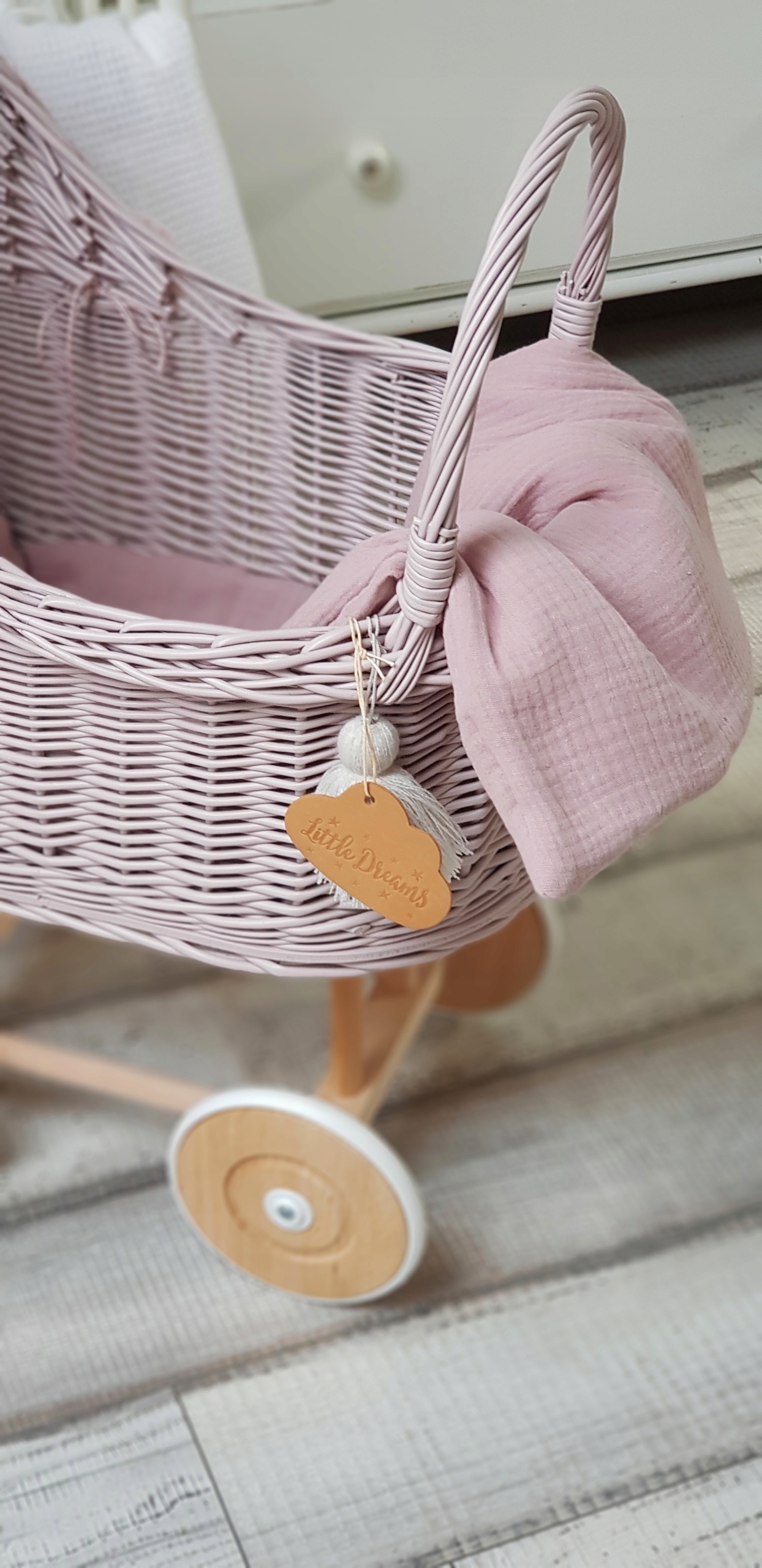 WÓZEK WIKLINOWY DLA LALEK BRUDNY RÓŻ POŚCIEL Bohater brak