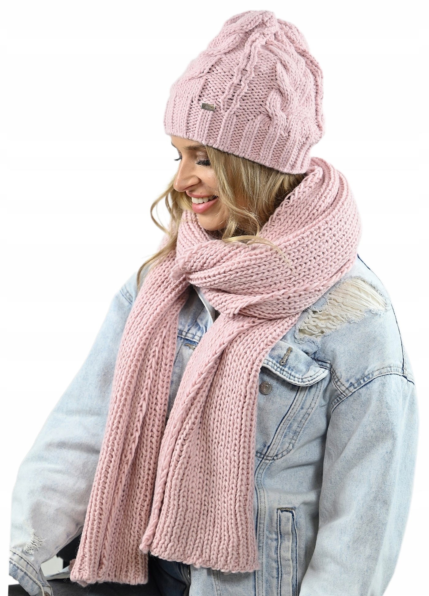 Teplý komplet dámské zimní čepice s šálou, polský výrobek, světle růžová barva