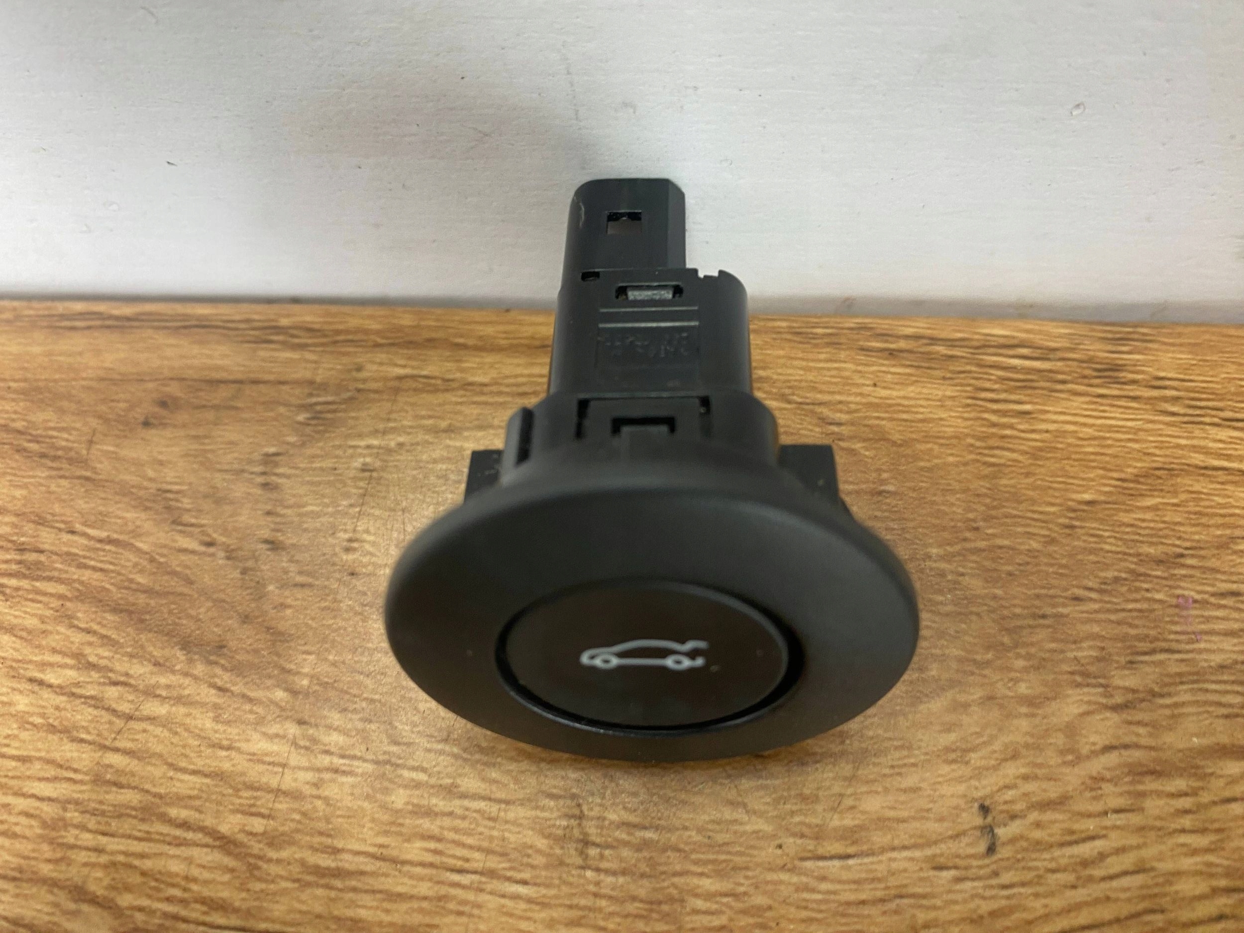 Bouton pour l’ouverture du capot Chevrolet Camaro 2016+