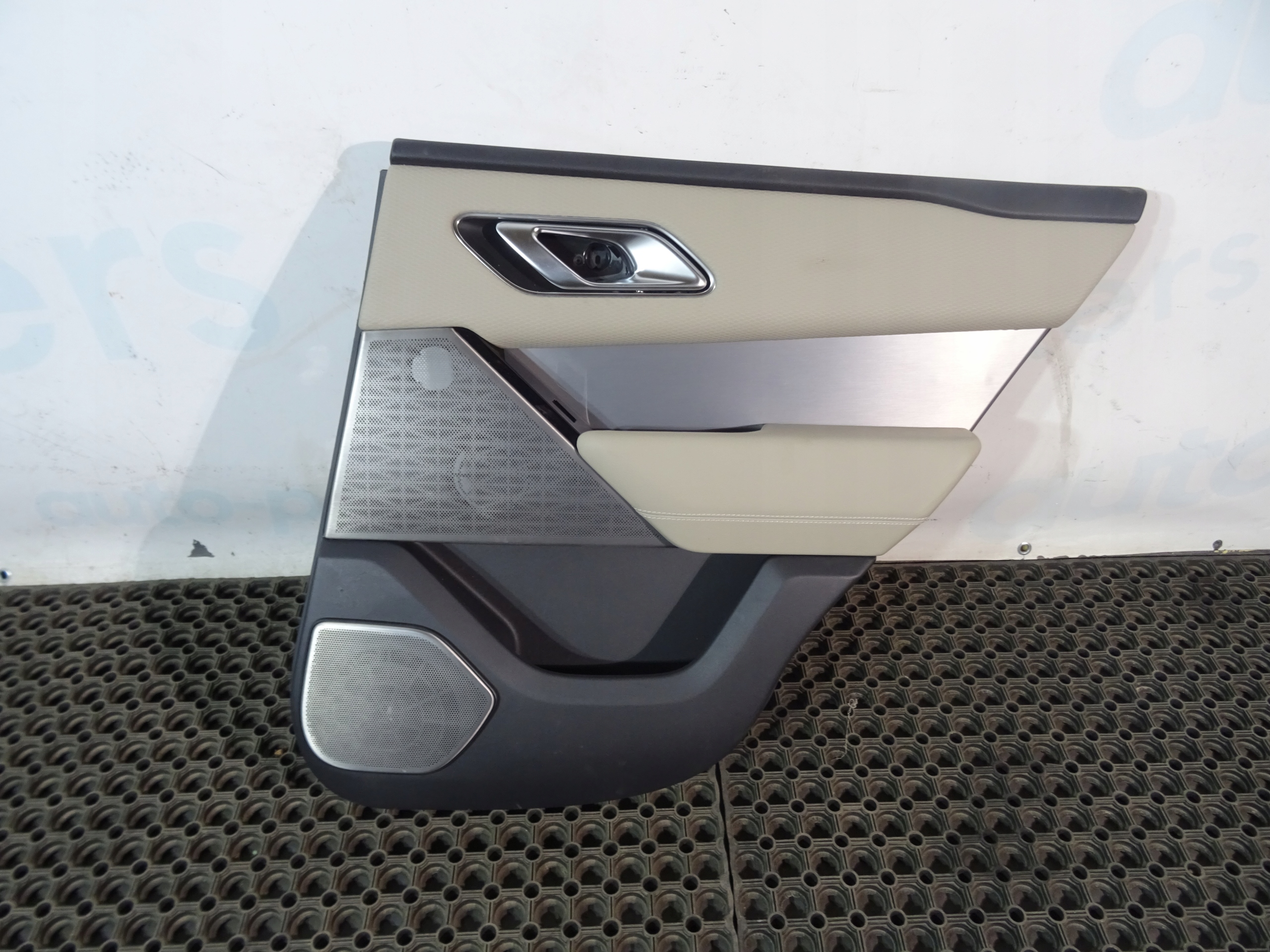 TAPICERKA BOCZEK DRZWI PRAWY TYŁ RANGE ROVER VELAR J8A2-276A00-AAW