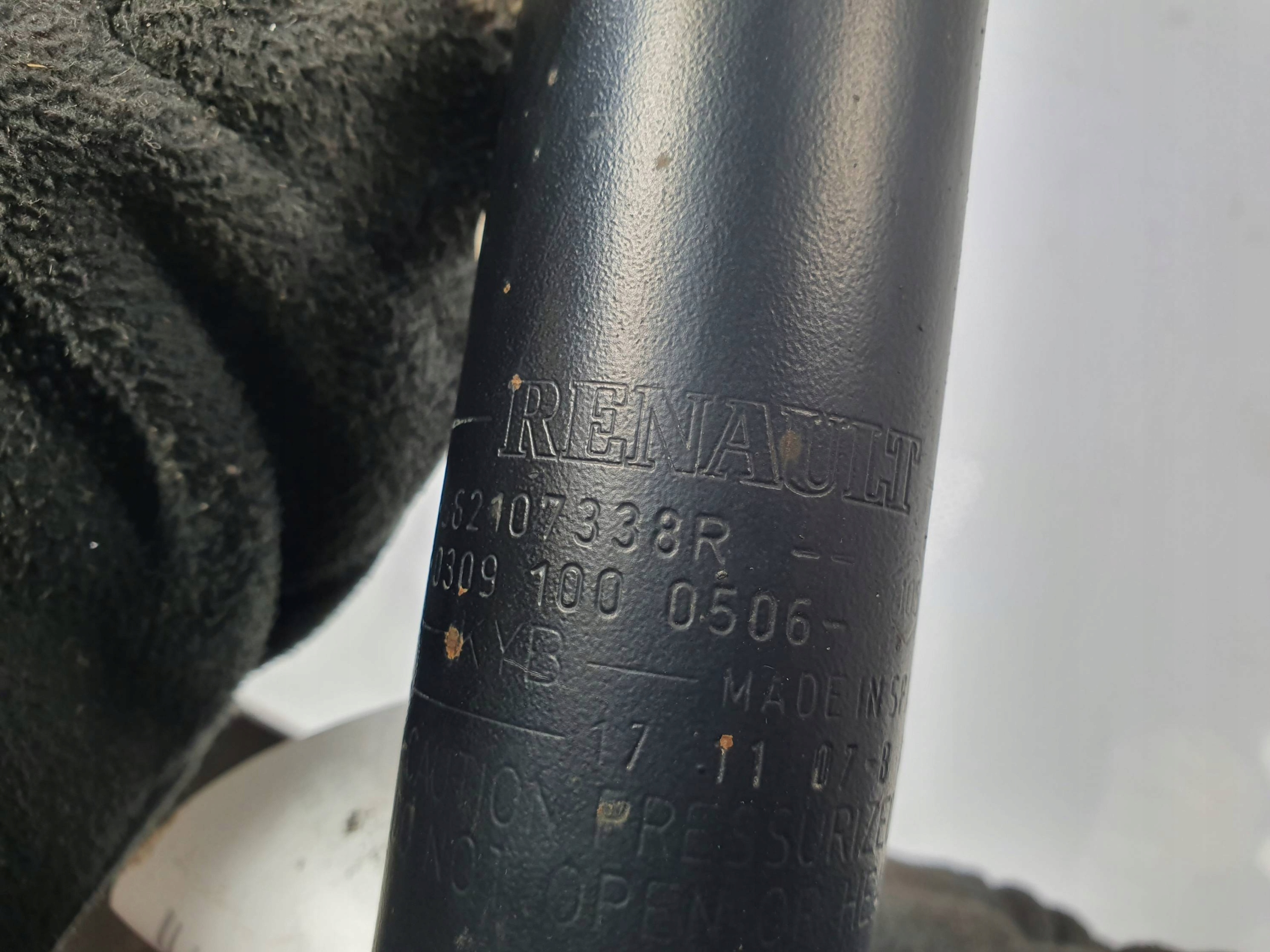 shock absorber left rear part 562107338R RENAULT CAPTUR and