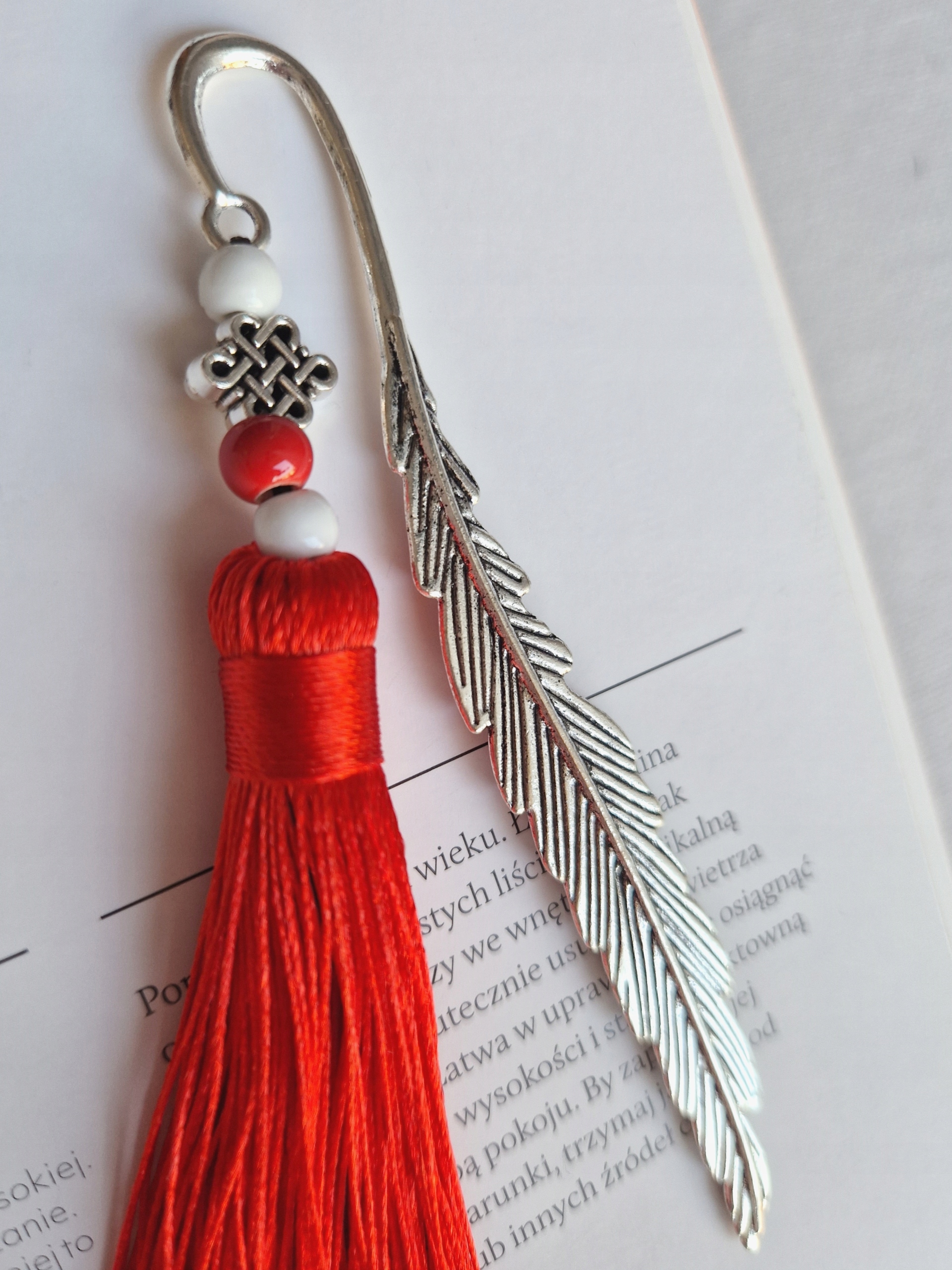 ZAKŁADKA DO KSIĄŻKI PIÓRKO Z FRĘDZLEM NA PREZENT Marka Inna