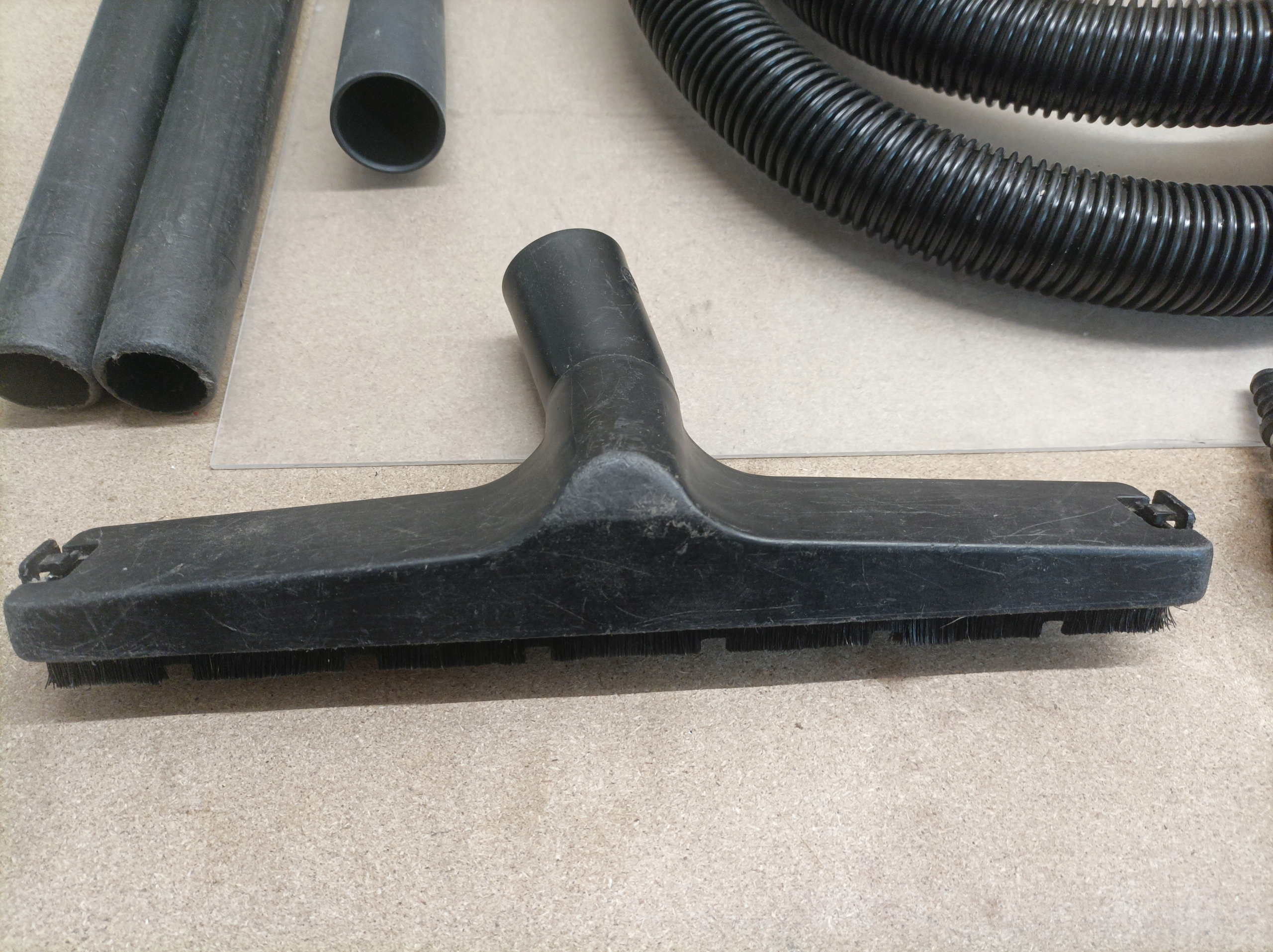 F26 Karcher WD 4 V-20/5/22 Odkurzacz przemysłowy 1000W Seria WD 4