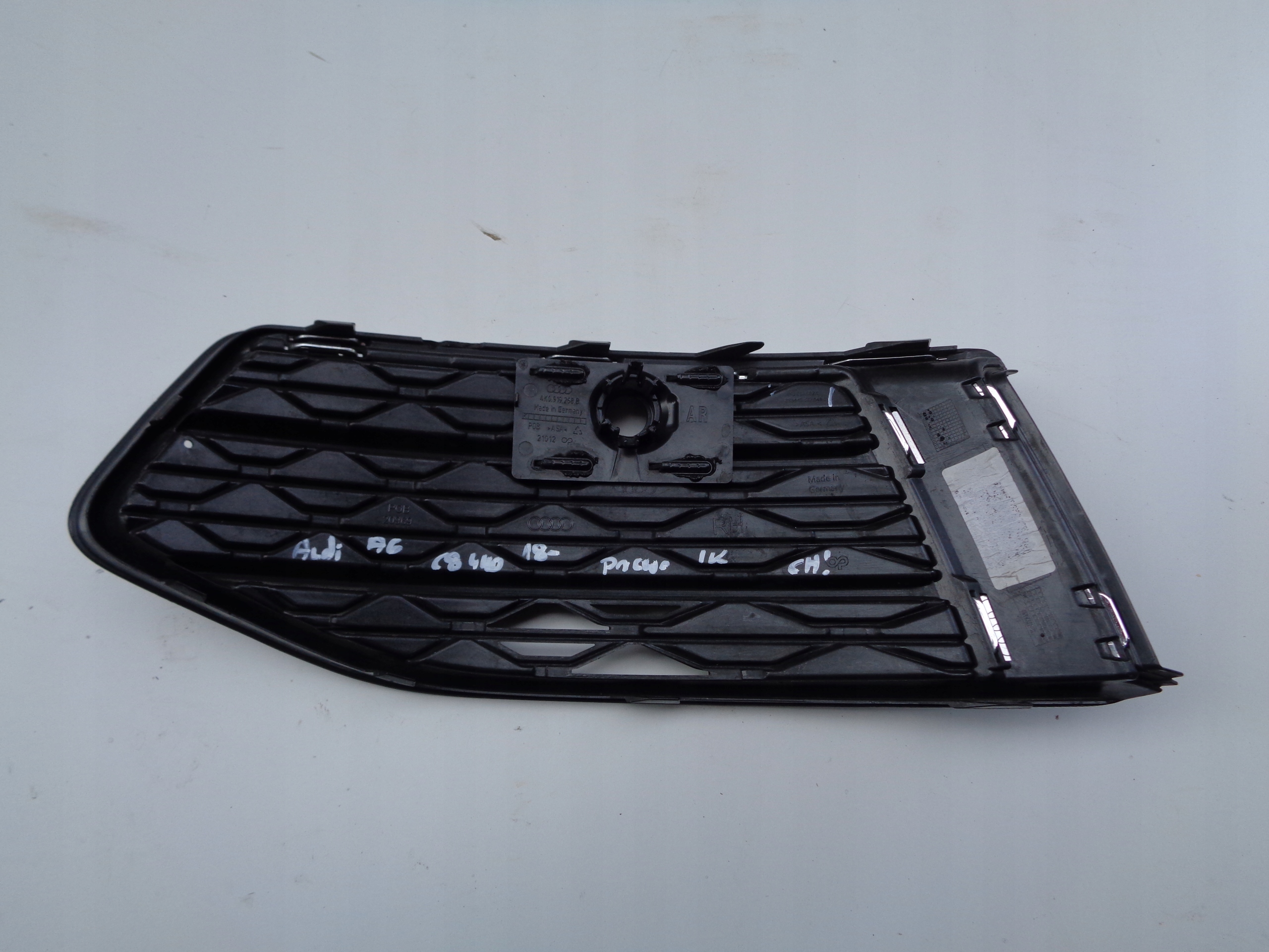 grid of a bumper right AUDI A6 C8 4K 4K0 18