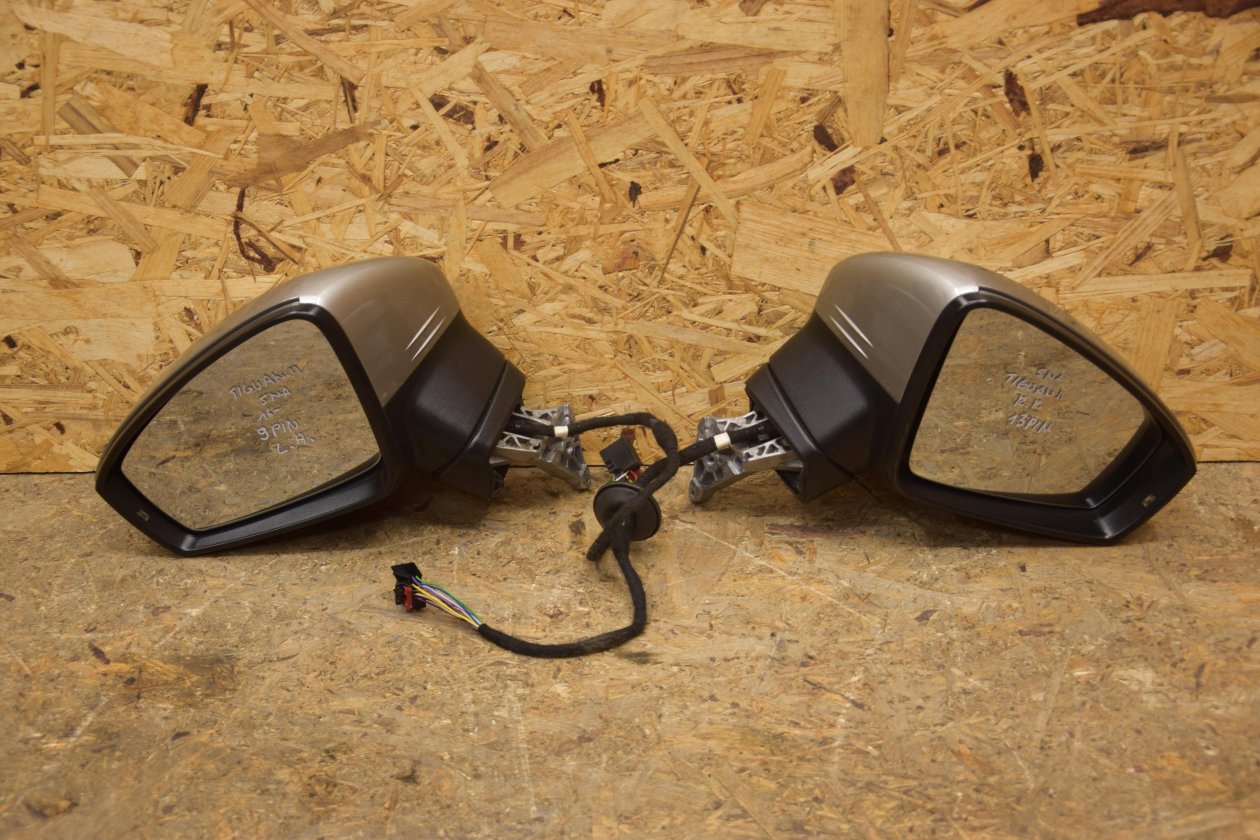 LUSTERKO LEWE 9 PIN PRAWE 13 PIN TIGUAN II LB7W EU Strona zabudowy lewa prawa