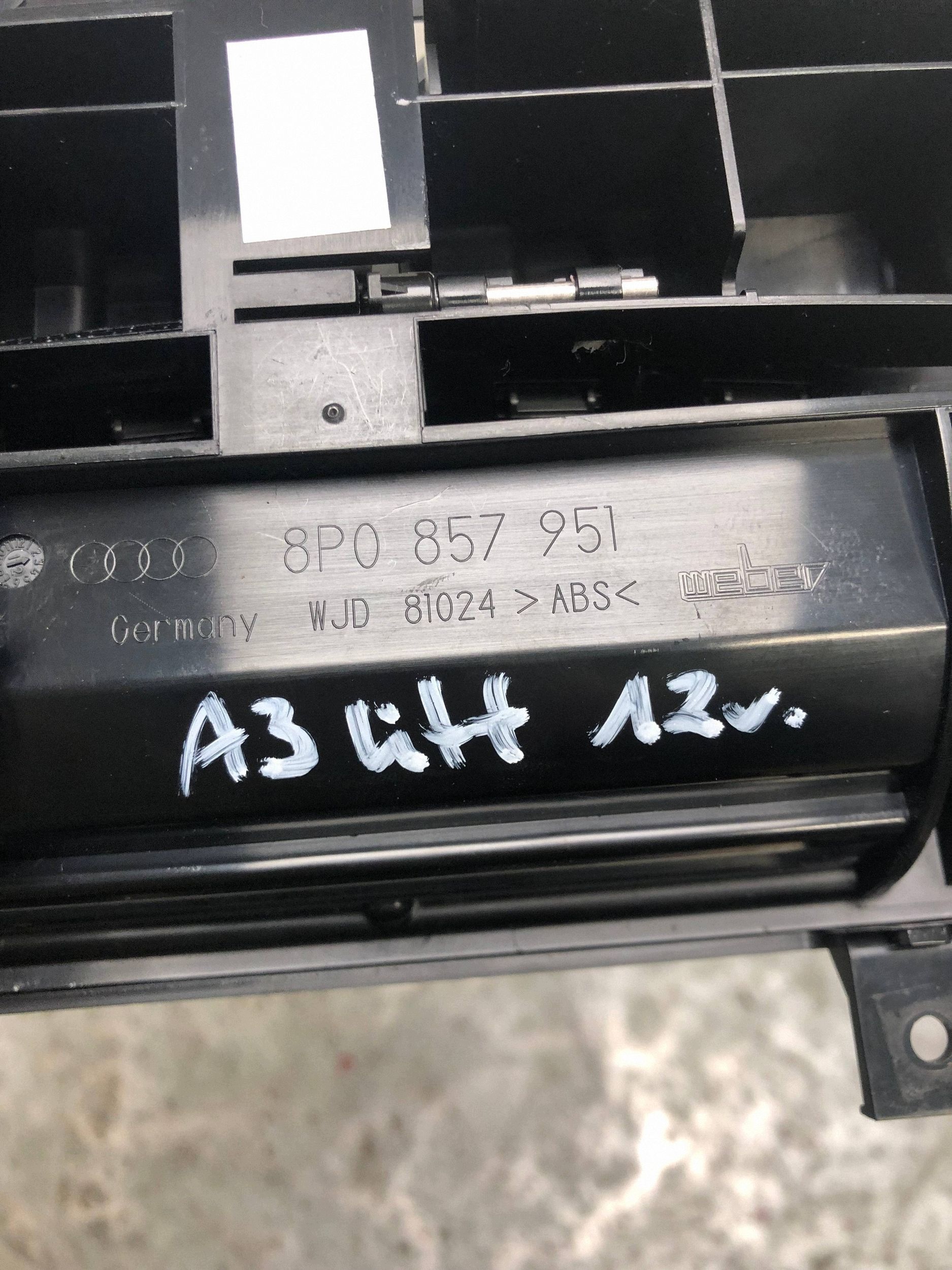 cendrier boîte a gant passager console AUDI A3 8P LIFT 8P0857951
