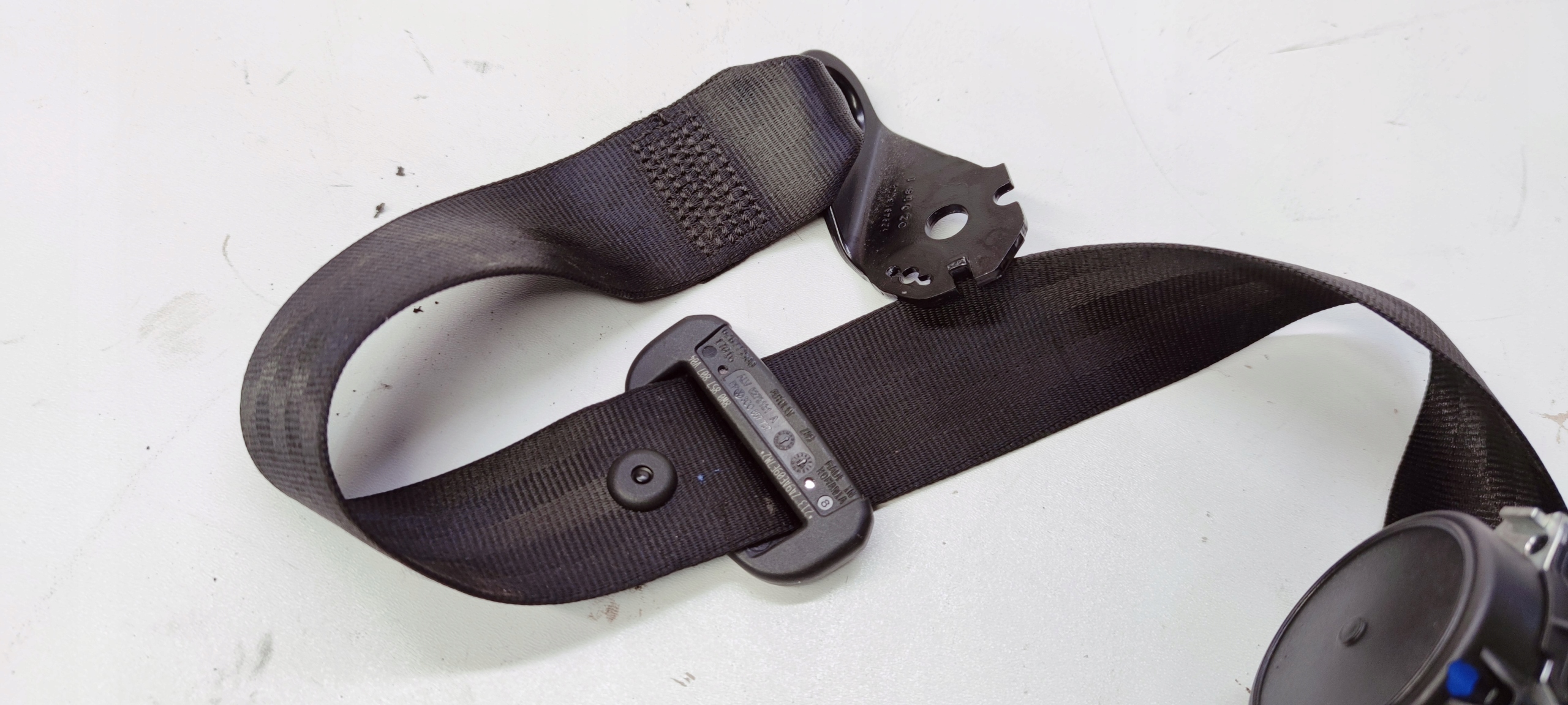 Gurten Sicherheits mitte AUDI A4 B9 8W0857807