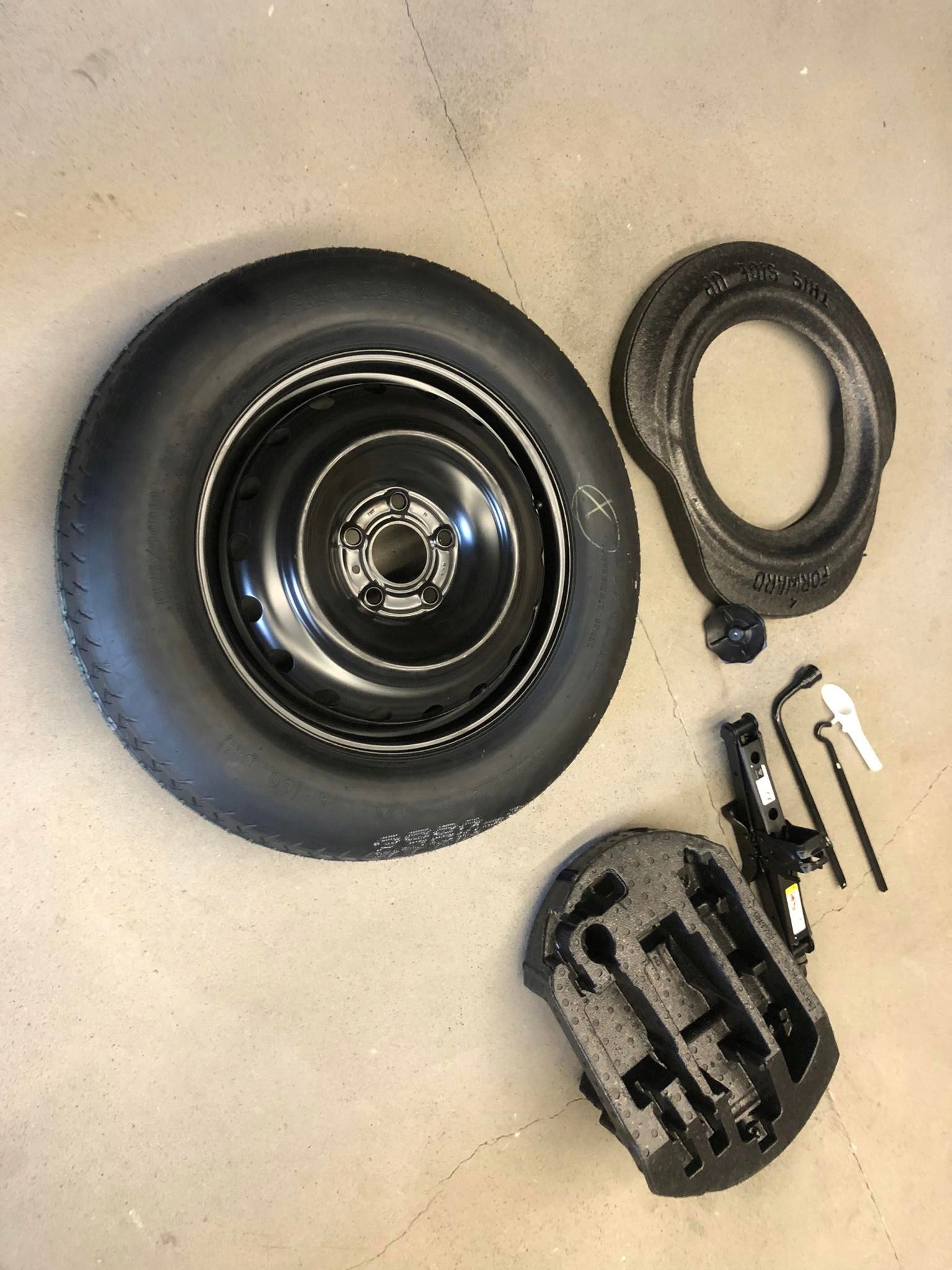 Jeep Grand Cherokee wk2 17+ koło zapasowe klucz