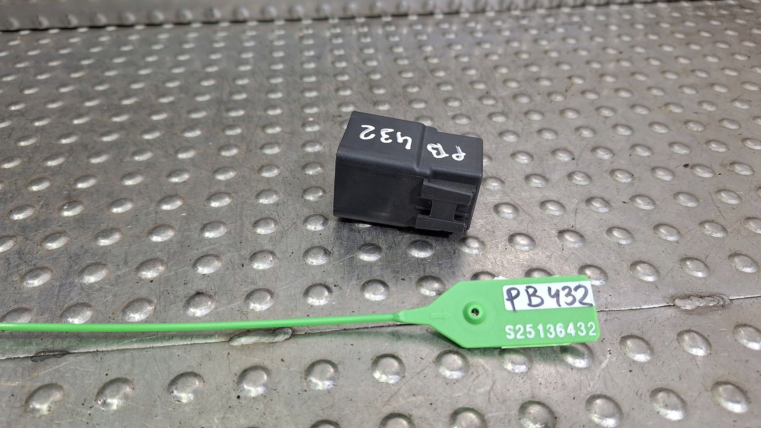 relay control unit ROZRUSZNIKA 9207913 BMW G20 G21 G30