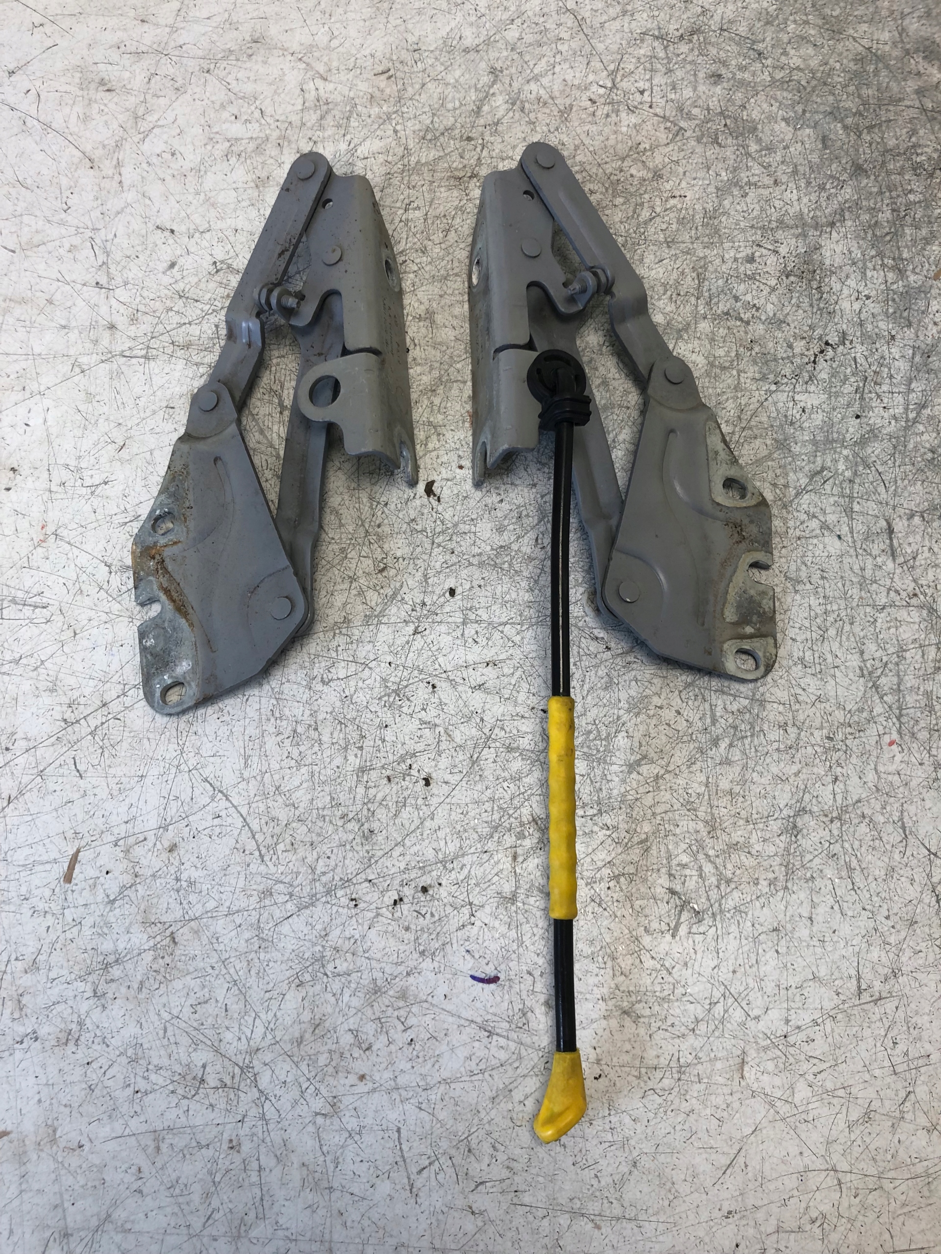 5M0823301 - ПЕТЛЯ КАПОТА ПЕТЛІ VW GOLF VI PLUS 5M0823302