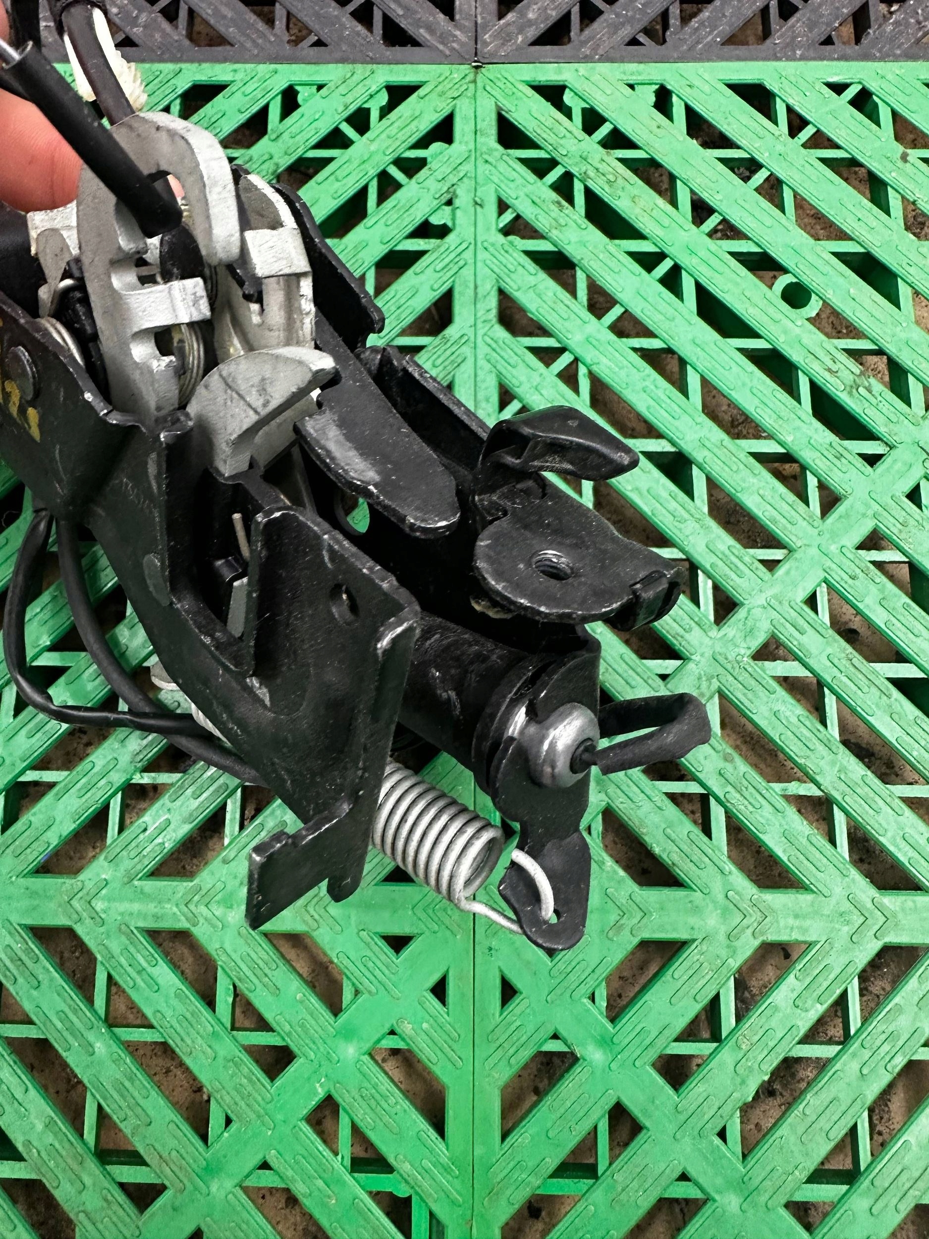 bonnet latch lock BMW 5 G30 G31 G11 7347410