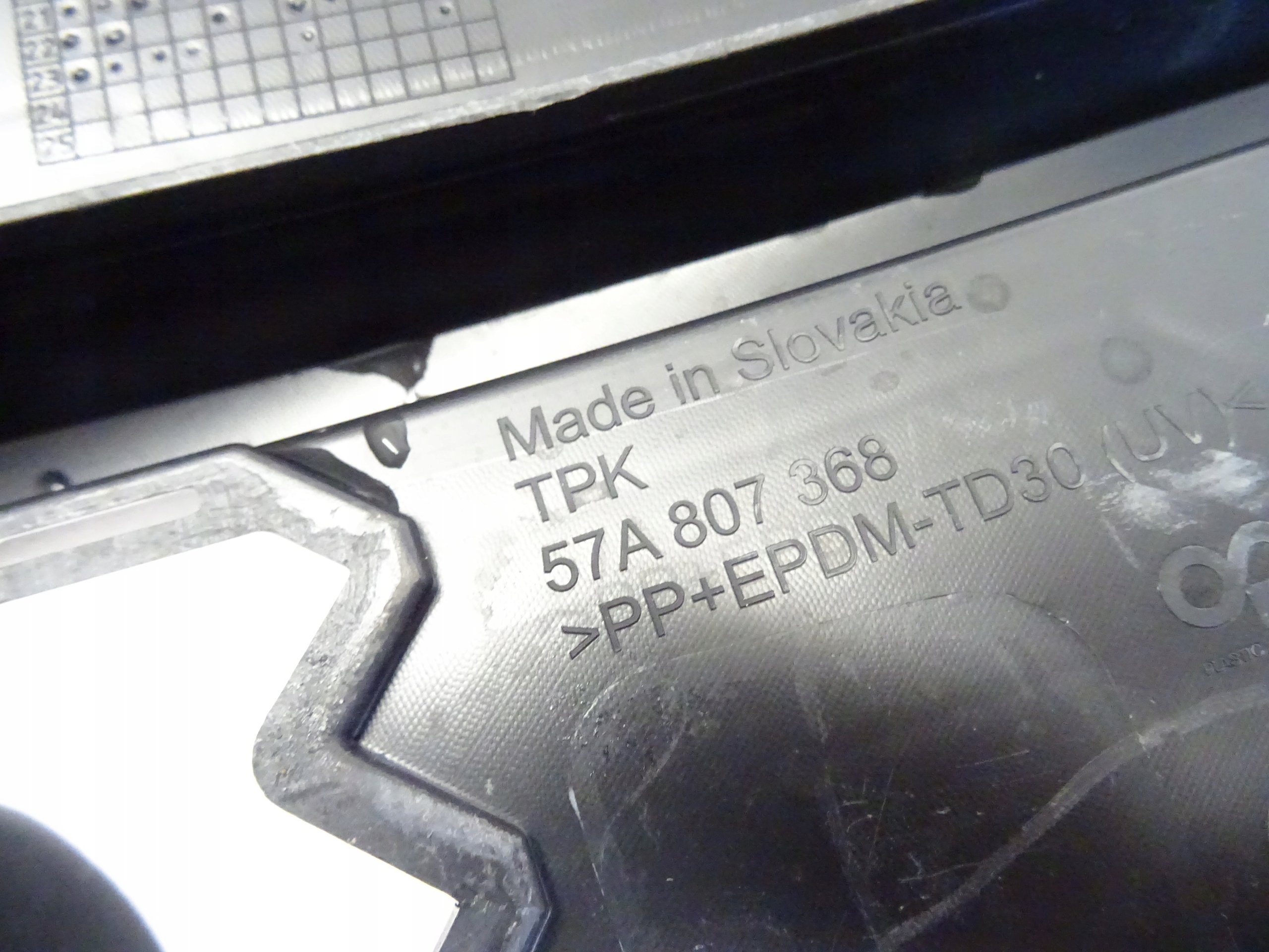 grid of a bumper front front right SKODA KAROQ 57A807368