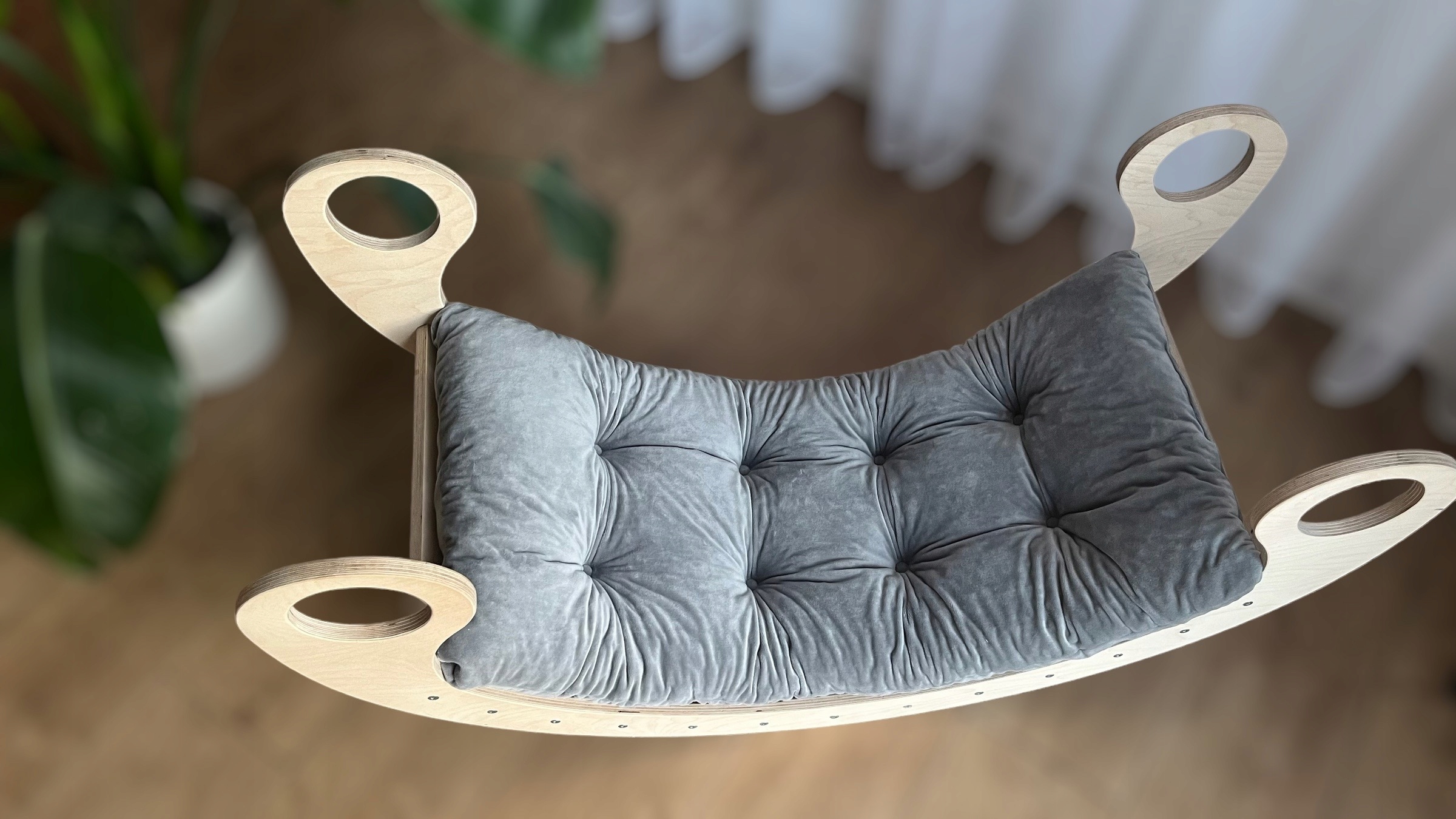 Poduszka na bujak welurowa Montessori Grafit dziecięca S Wiek dziecka 6 m +