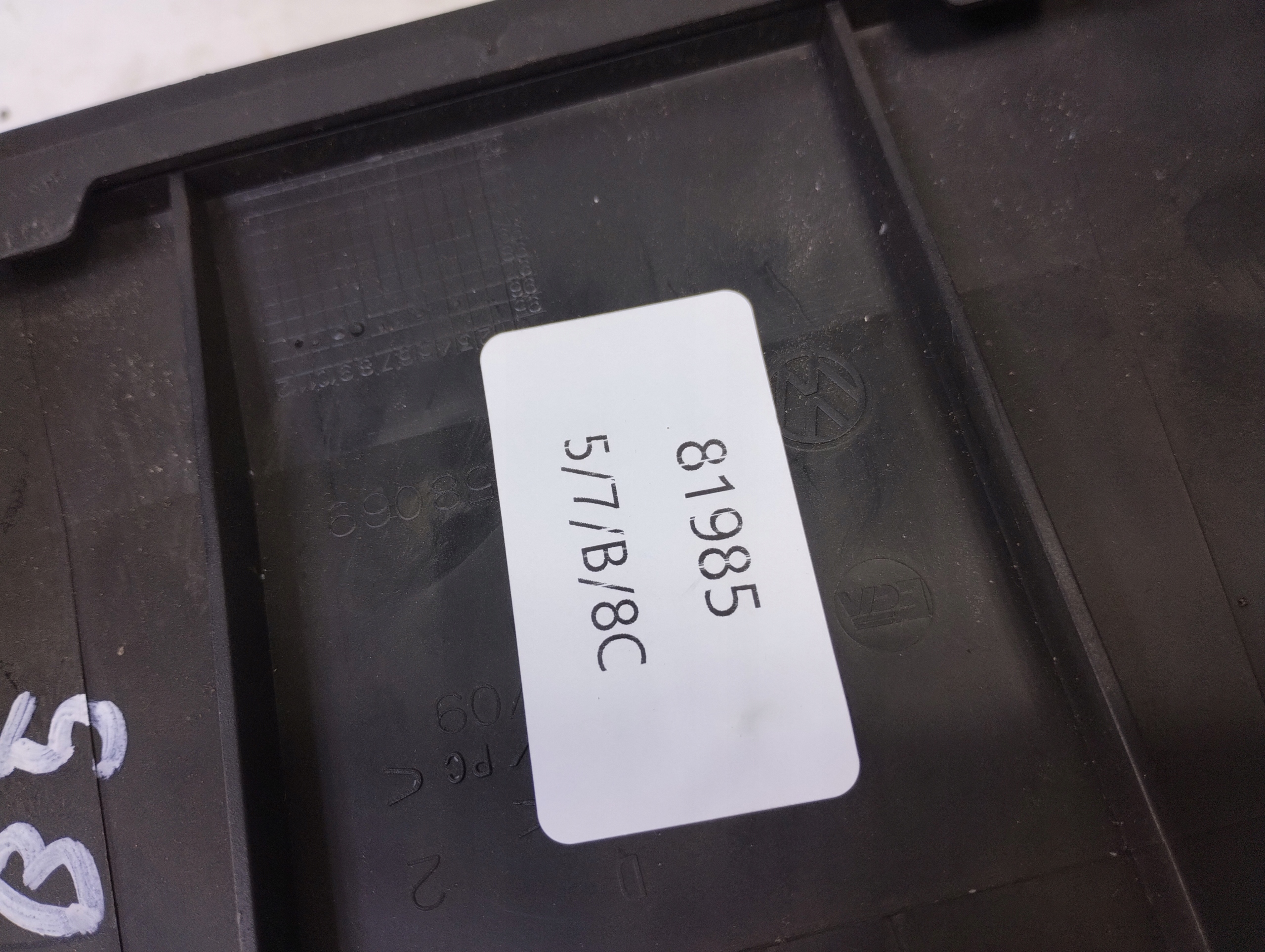 VW PASSAT B5 RAMKA KONSOLI RADIA Jakość części (zgodnie z GVO) O - oryginał z logo producenta pojazdu (OE)