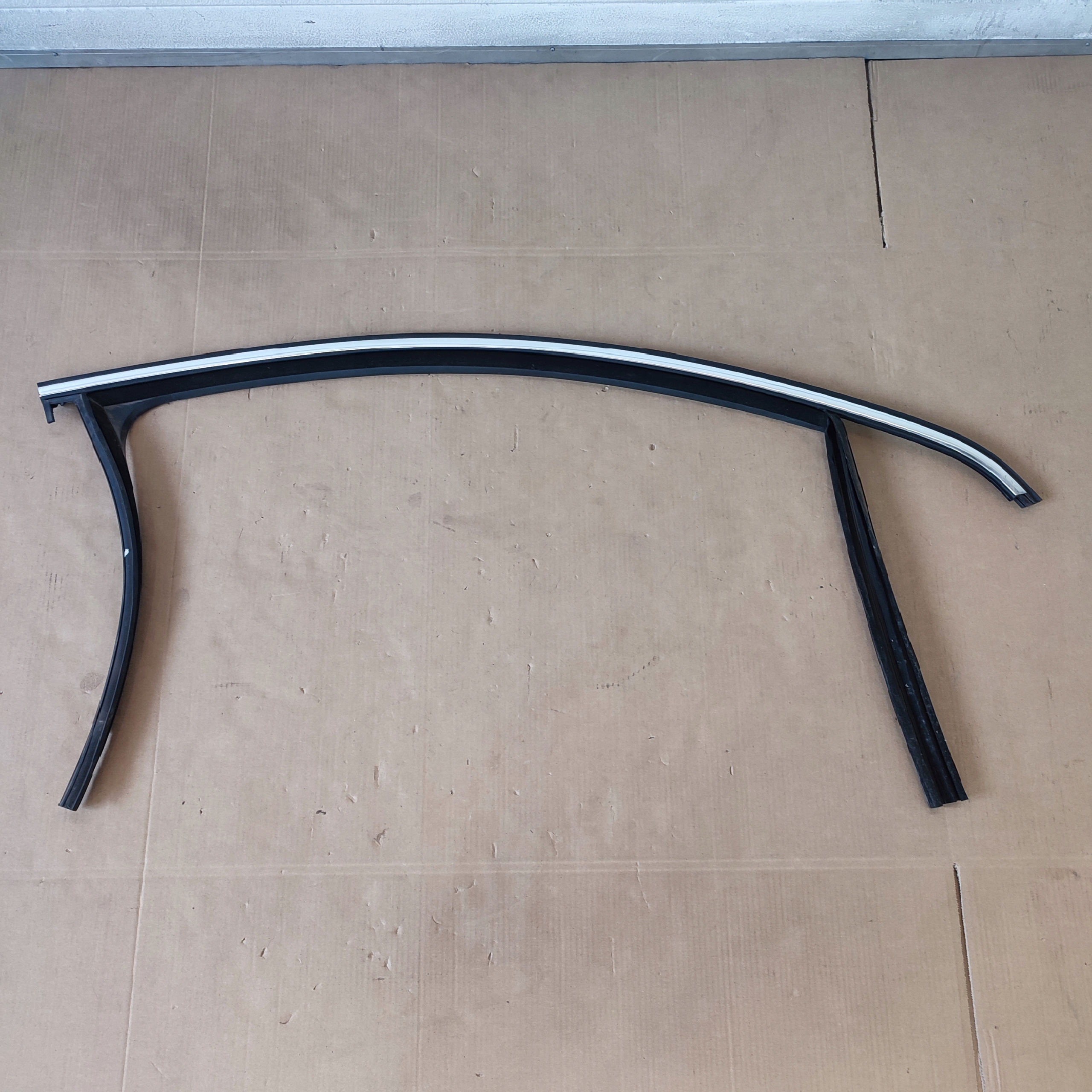 РАМКА ДВЕРІ ПРАВИЙ ПЕРЕД VW PASSAT B6 УНІВЕРСАЛ ХРОМ