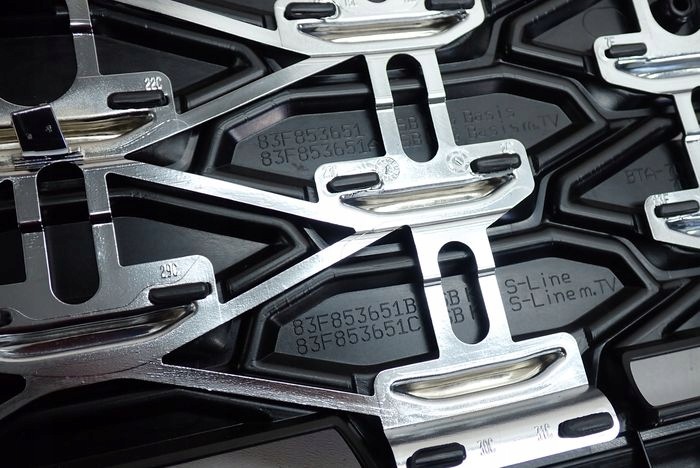 AUDI Q3 II S-LINE 18- grille 83F853651B
