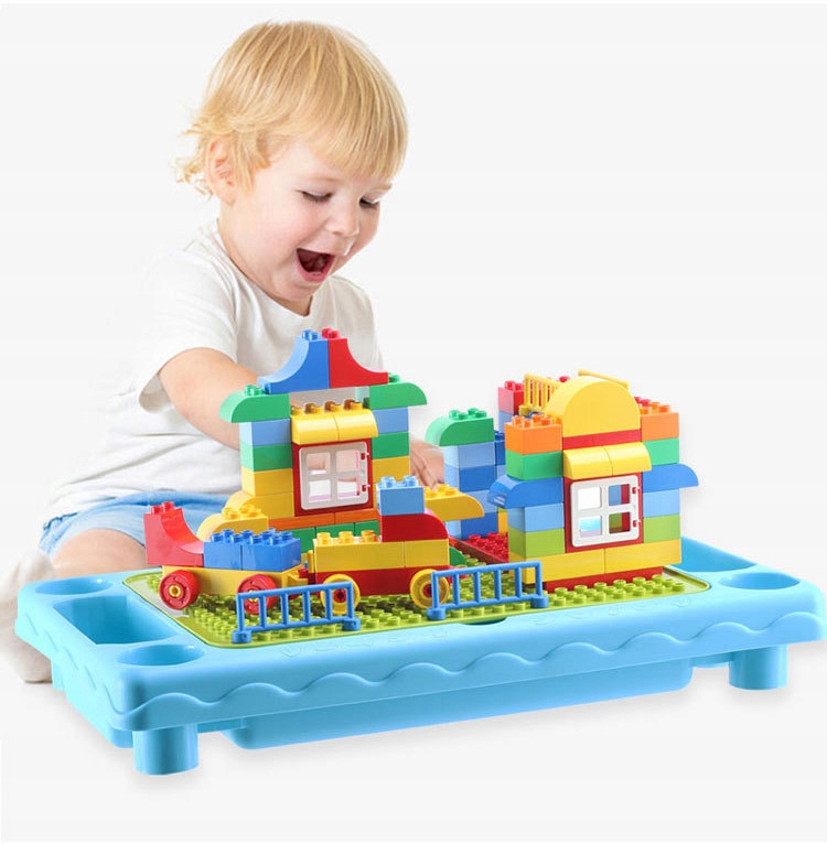 Stalas kaladėlėms + 300 daugiafunkcinių lavinamųjų kaladėlių. Baldų plotis 34 cm.