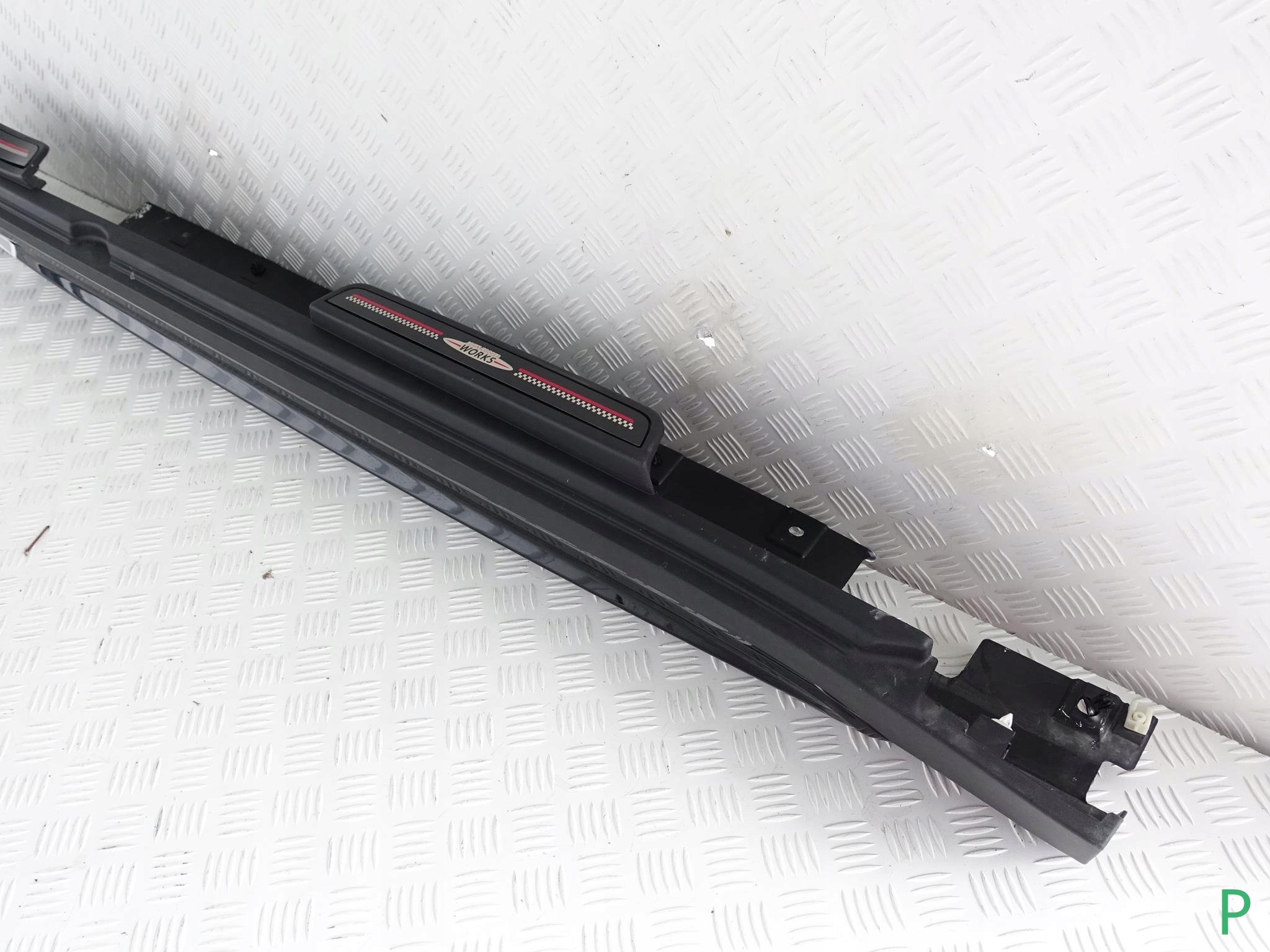 MINI F60 COUNTRYMAN молдинг порог правый (B15)