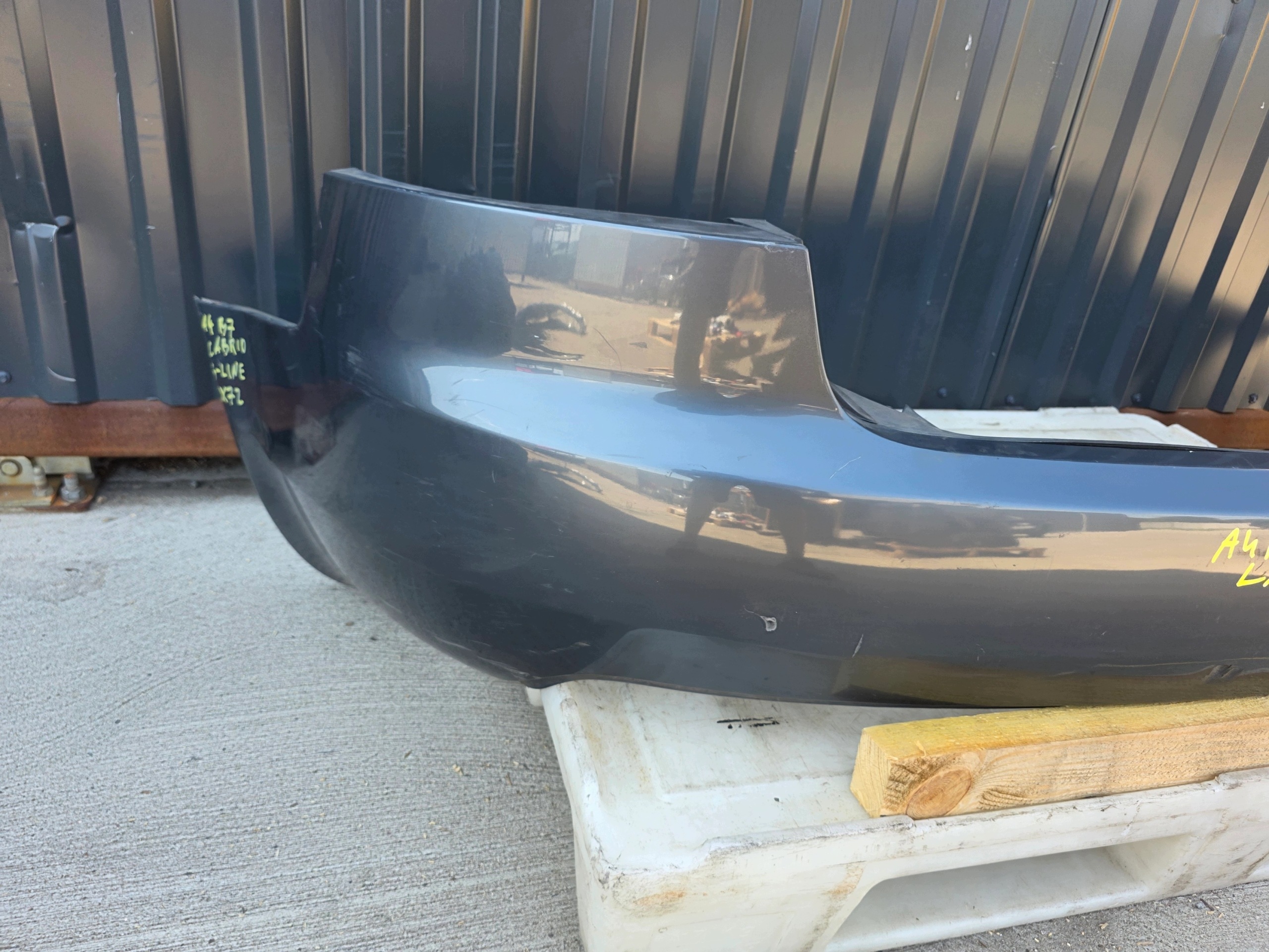 bumper rear part AUDI A4 B7 CABRIO LX7Z without PDC !!!