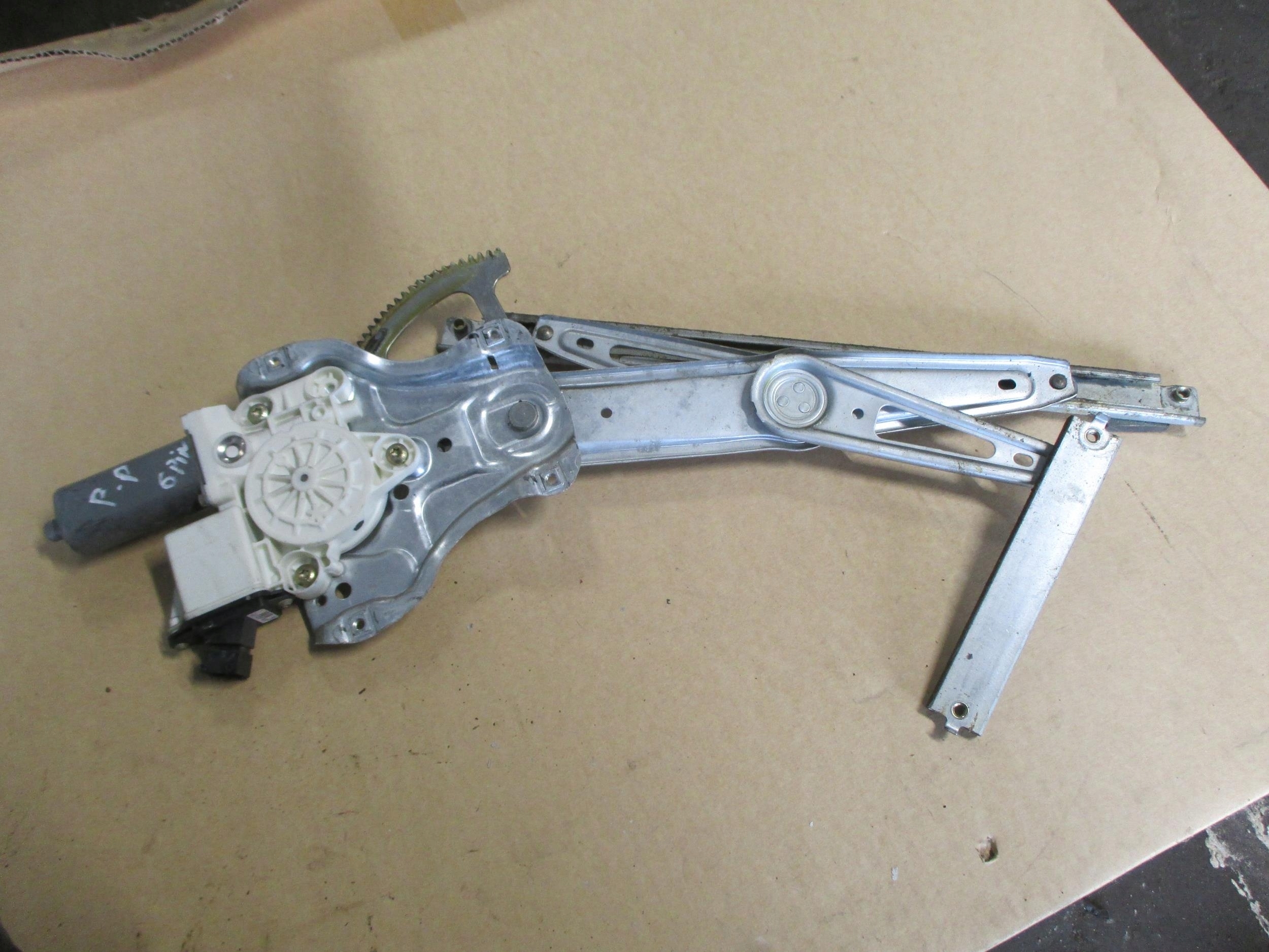 COROLLA E12 02-04 MECHANIZM SZYBY PRAWY PRZÓD