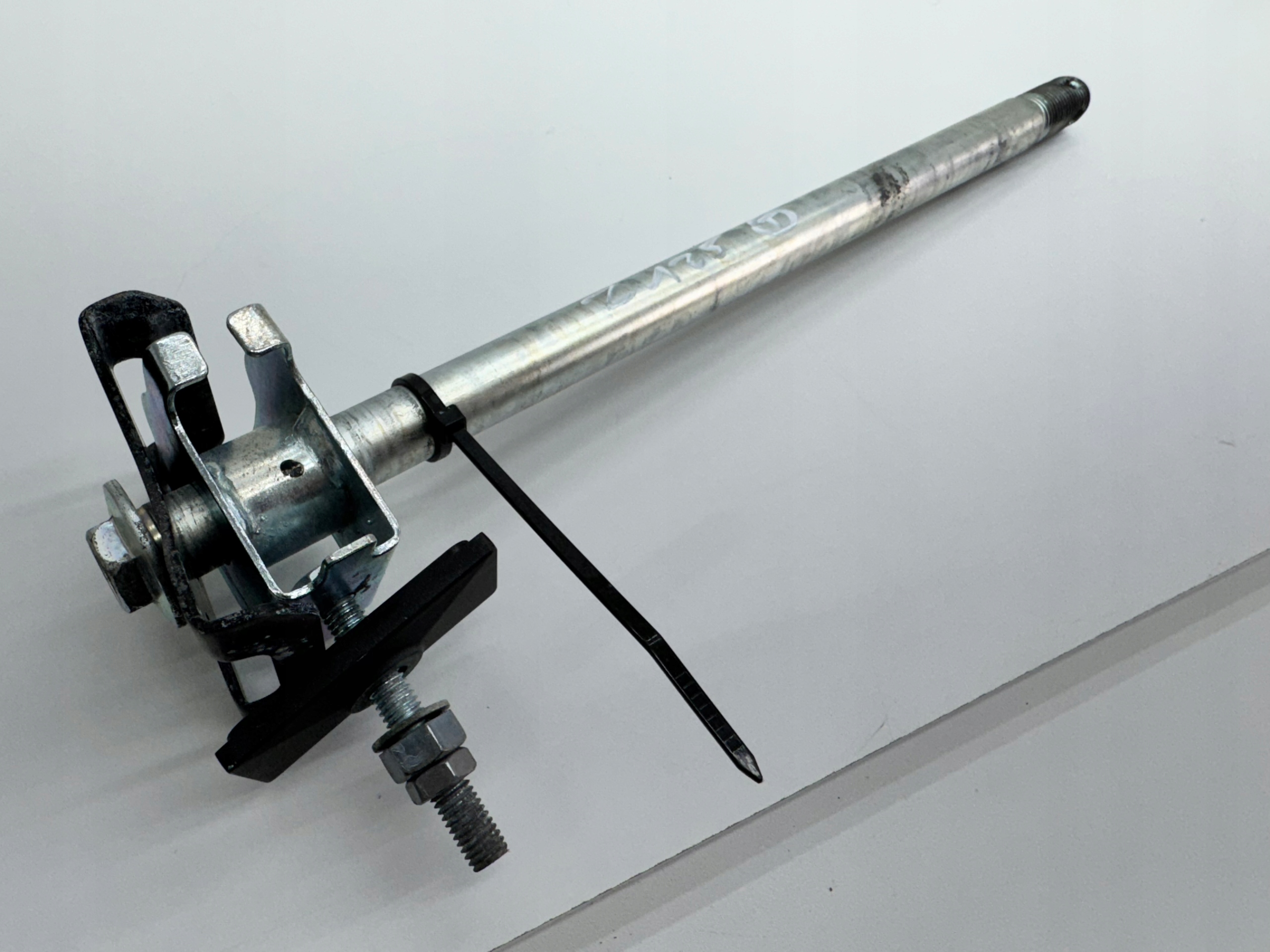 KAWASAKI NINJA 125 Z-125 OŚKA TYŁ NACIĄGI