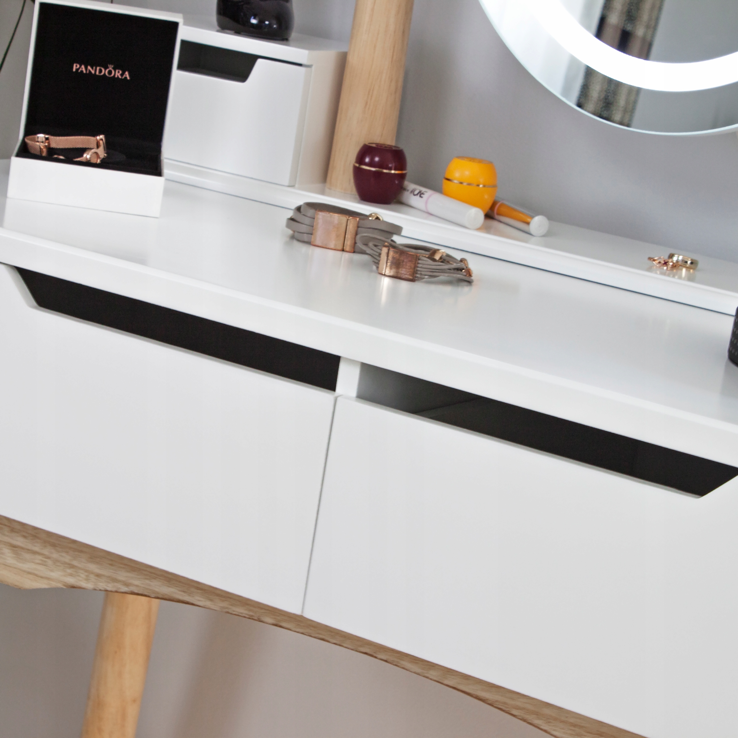 TOALETKA z LUSTREM i TABORETEM drewniana OŚWIETLENIE LED biała KOSMETYCZNA Wysokość mebla 140 cm