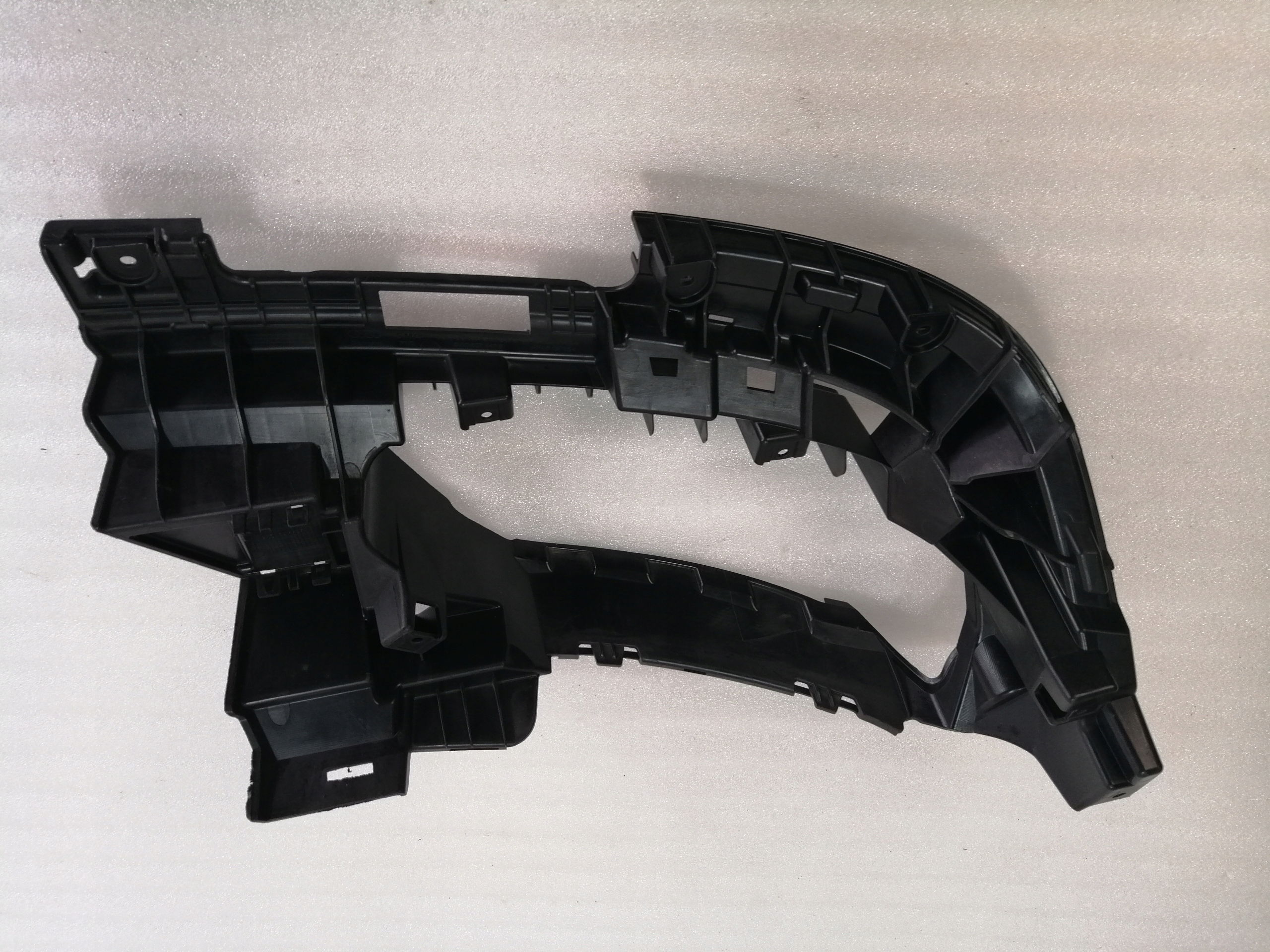 8W0807348F - AUDI A4 B9 8W0 крепление для выхлопа задний левый