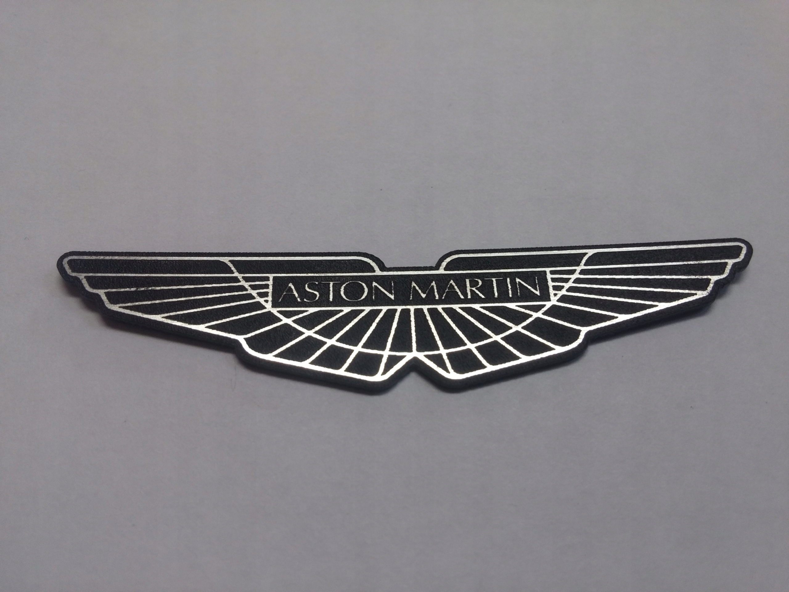 

Aston Martin naklejka emblemat 70 x 15 mm *srebrna