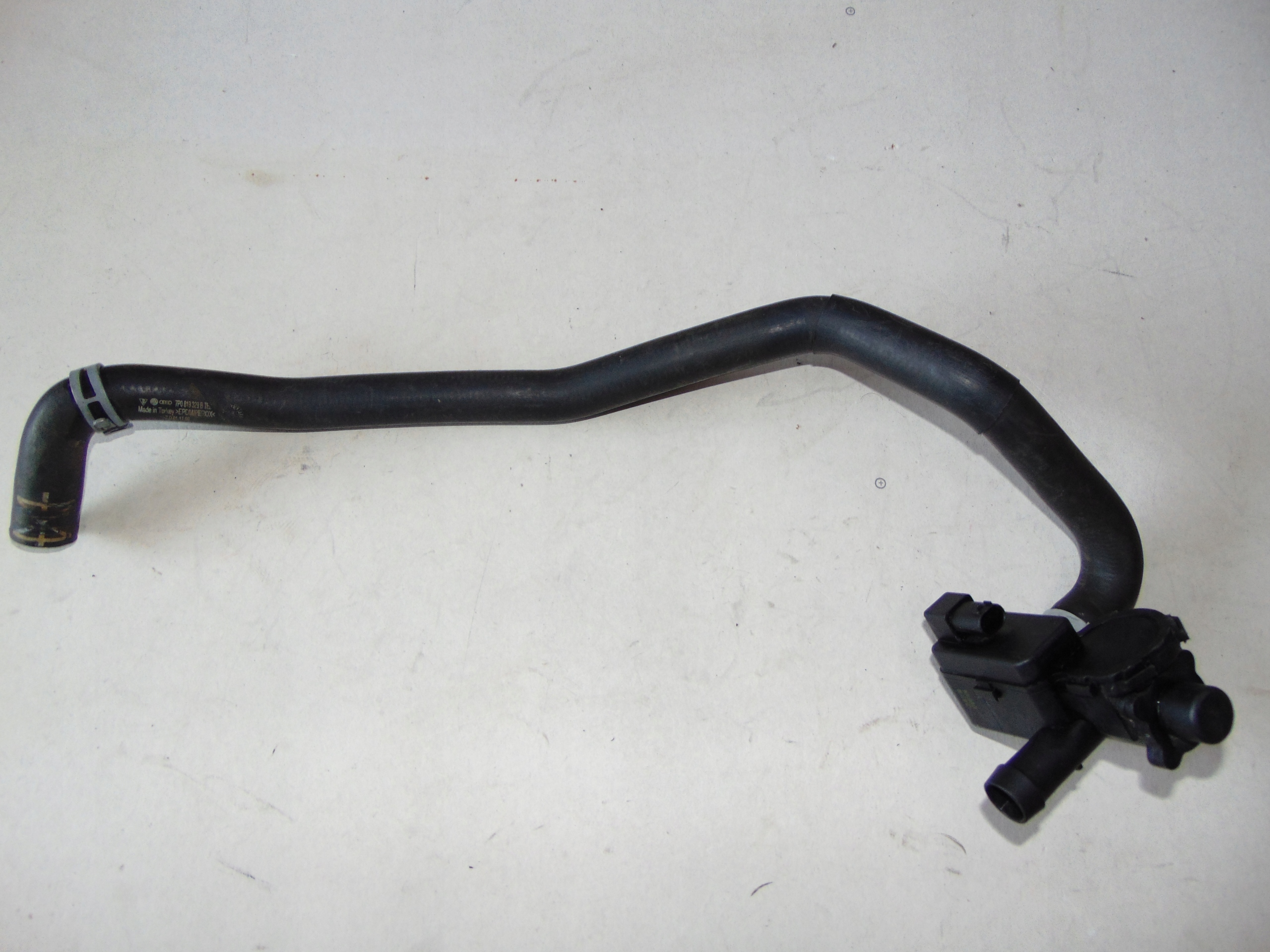 TOUAREG ВОДОПРОВОД КЛАПАН 7PP819810A 7P0819329B