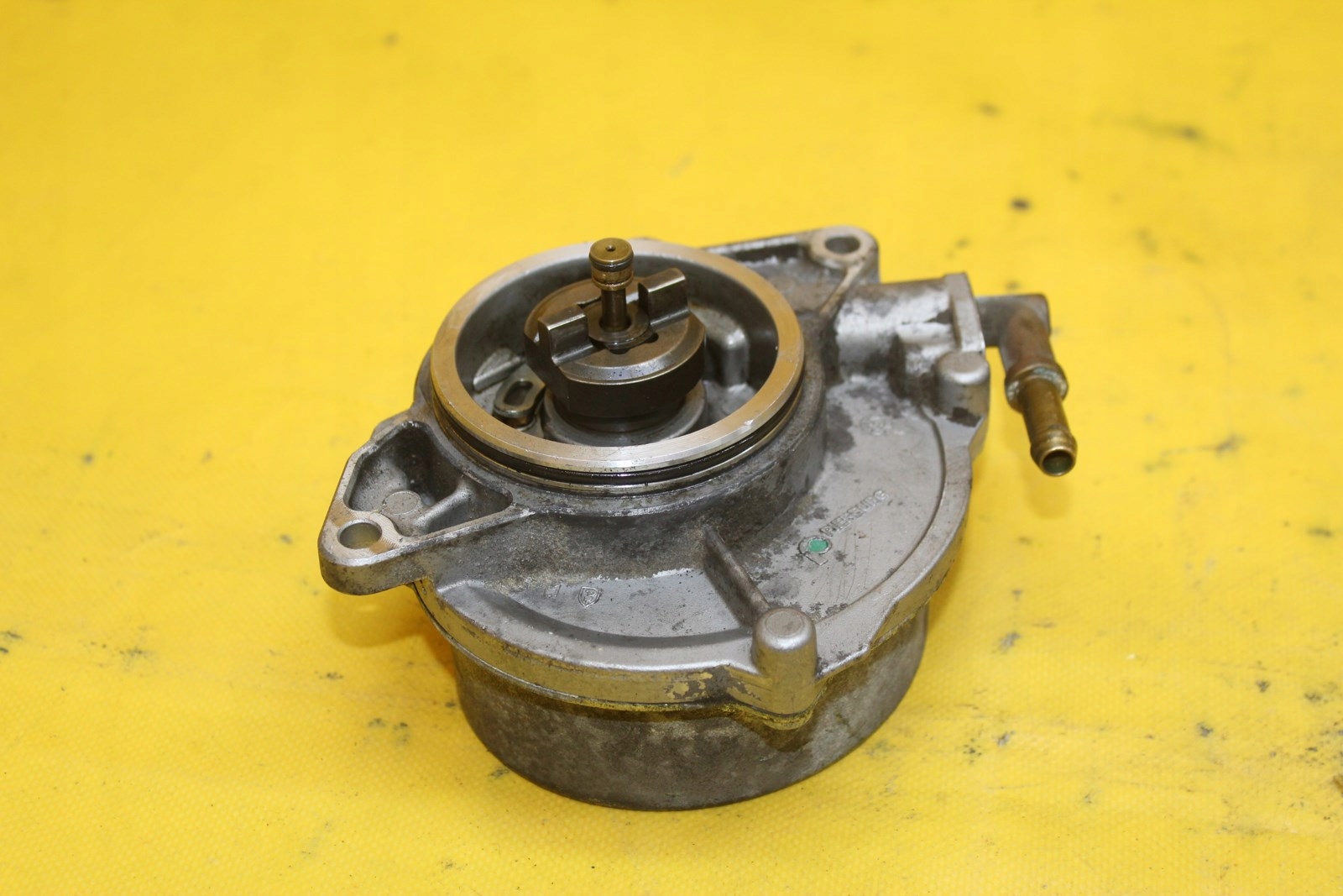 Audi OE 057145100AF насос вакум