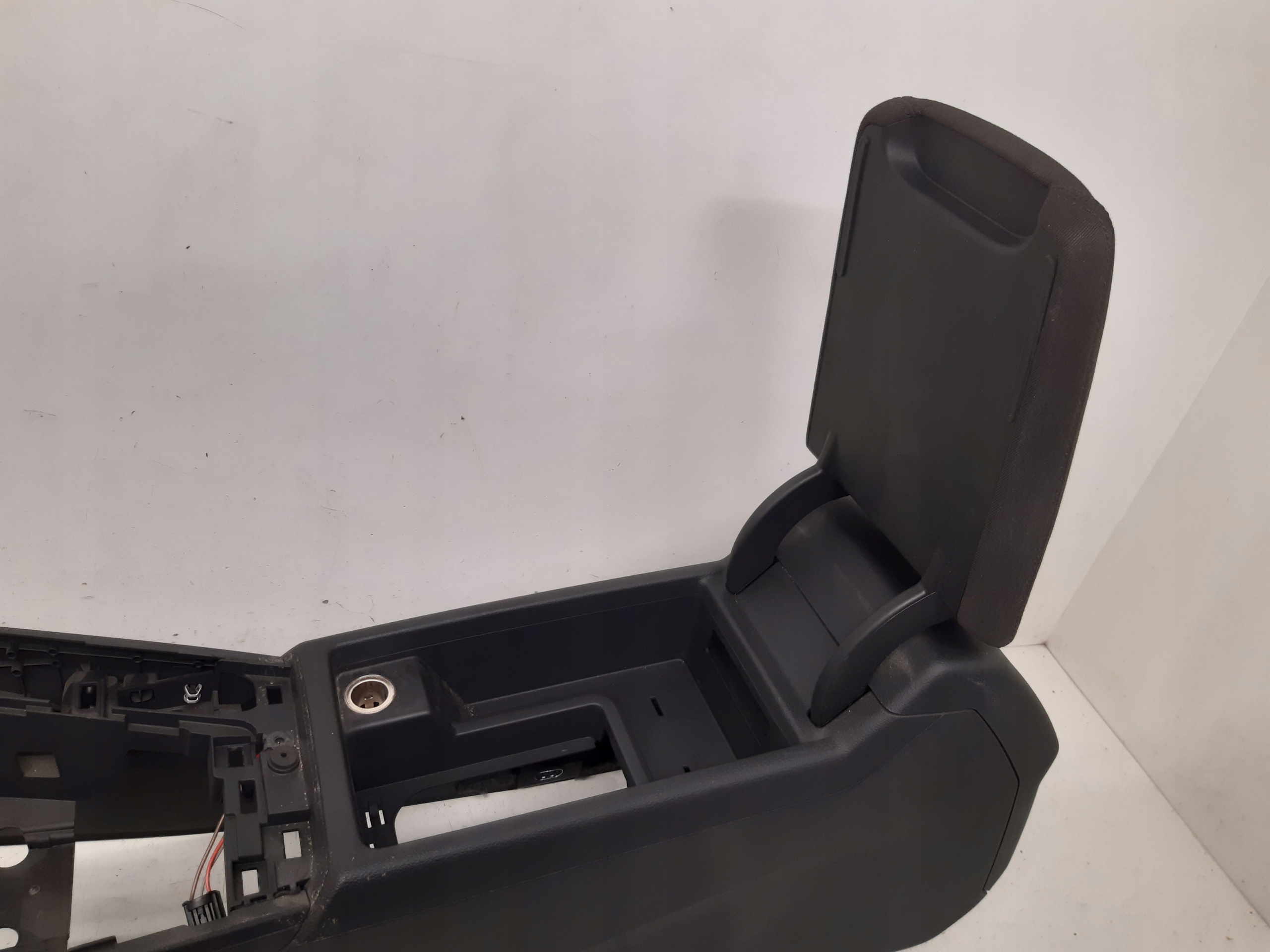 armrest 8W1863241A Audi A4 B9