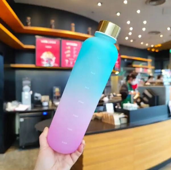 BUTELKA NA WODĘ BIDON SPORTOWY Z MIARKĄ Z PODZIAŁKĄ NA SIŁOWNIE FITNESS 1L Kolor dominujący odcienie zieleni