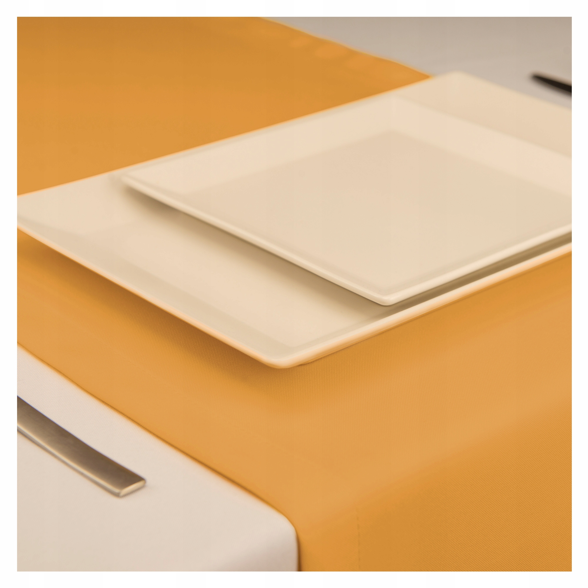 ELEGANCKI GŁADKI KWADRATOWY OBRUS MUSZTAR 140x140 Szerokość produktu 140 cm