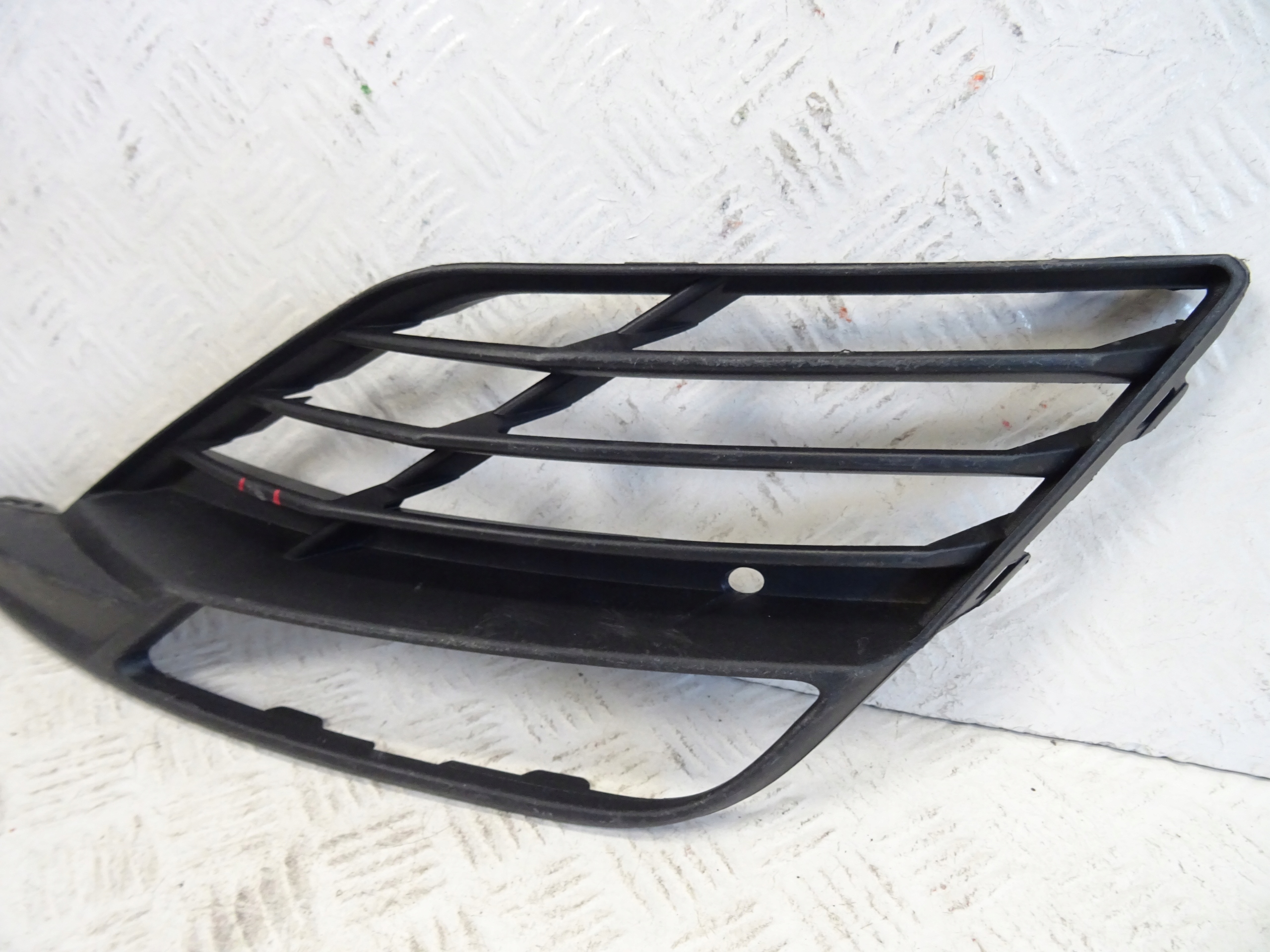 grid of a bumper front front right SEAT LEON III LIFT 5F0853666J