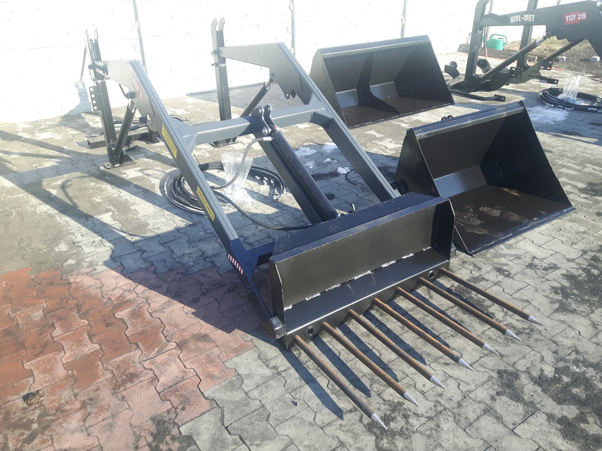 TUR-2 - Фронтальний навантажувач TUR - 2 C360 / MF 255