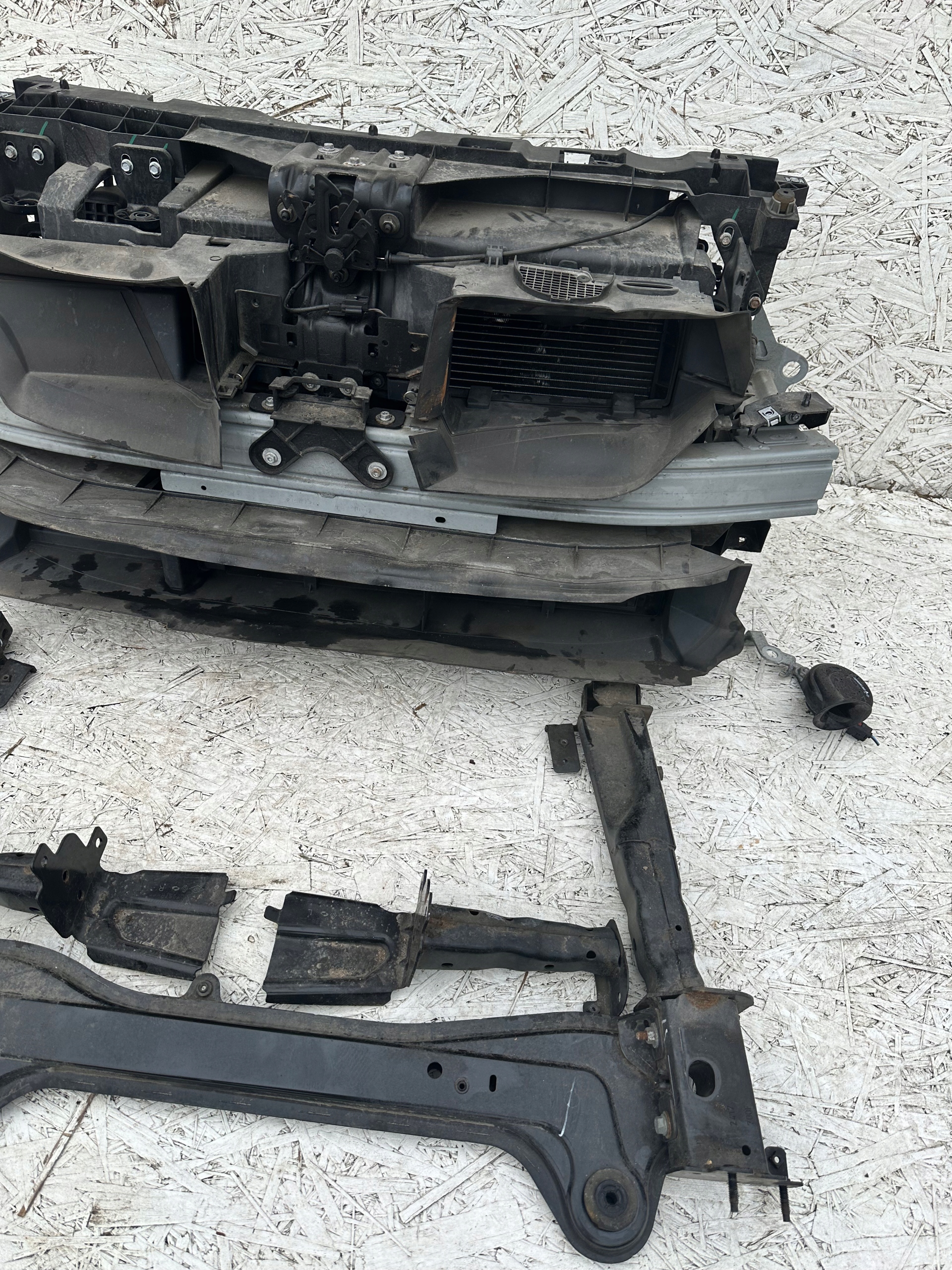 TALISMAN PAS PRZEDNI KOMPLETNY CHŁODNICE BELKA 1,6 Producent części Renault