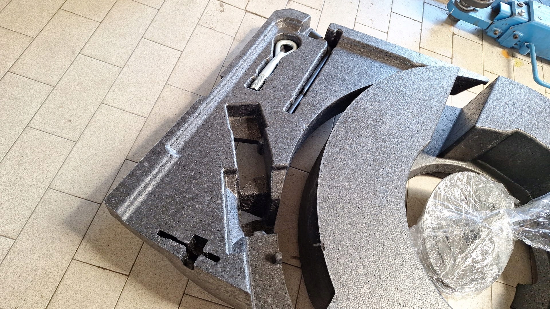 STYROPIAN WKŁAD BAGAŻNIKA UCHO RENAULT KADJAR Producent części Renault OE