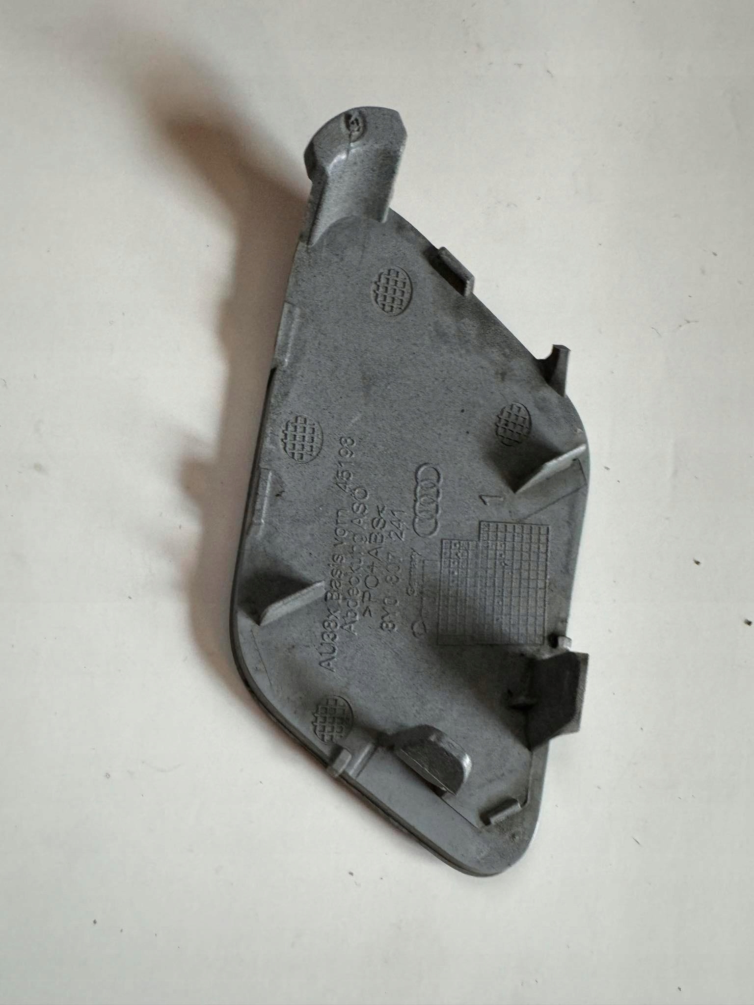 AUDI A3 18-19r. -> Abschleppöse der Stoßstange vorne 8Y0807241