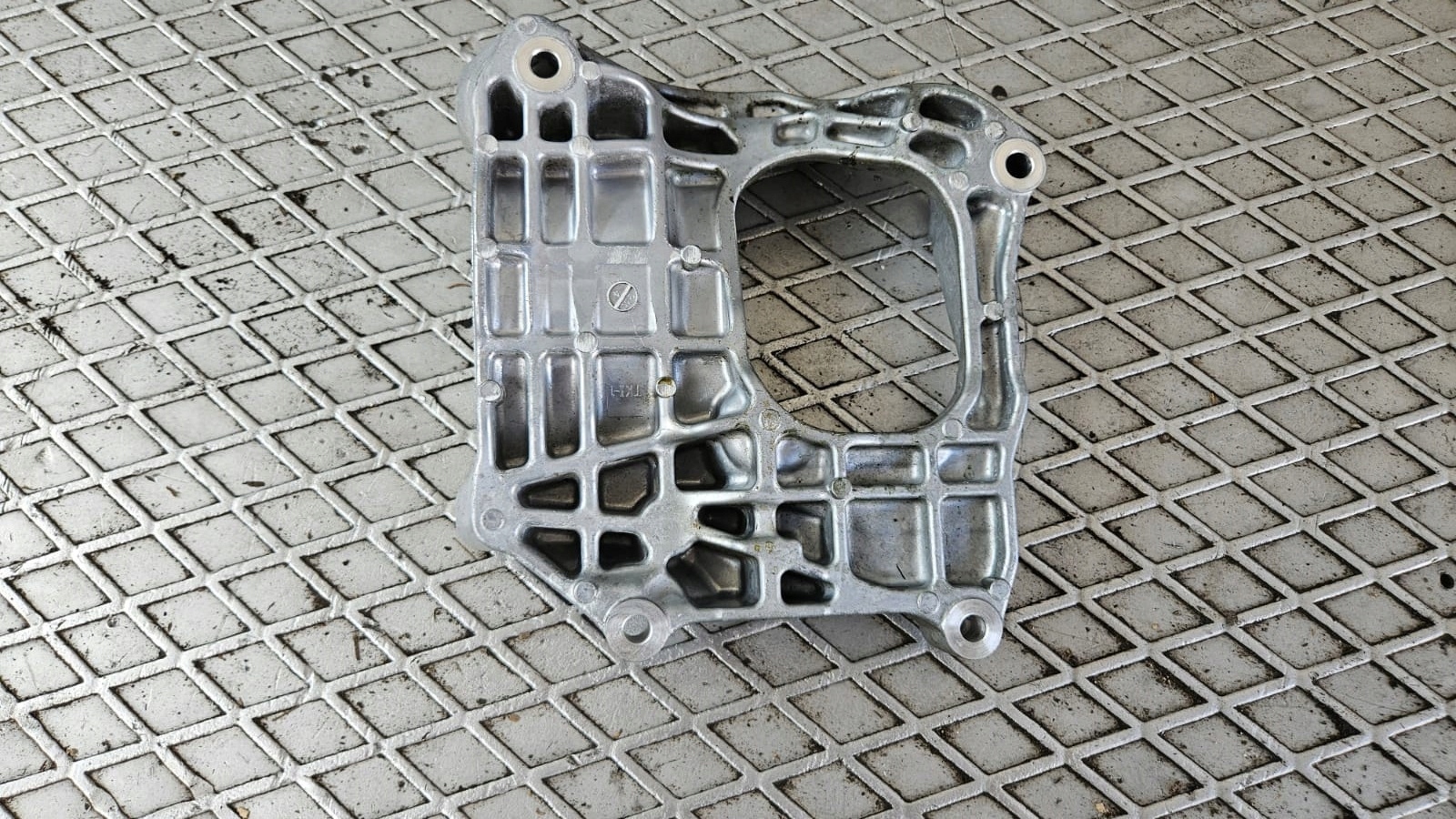 Civic XI 2.0 23R лапа крепление основа Компрессор кондиционера