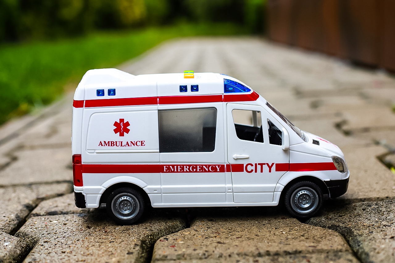 KARETKA AMBULANS SAMOCHÓD AUTO POGOTOWIE z Dźwiękiem I Światłem NA NAPĘD Skala 1:16