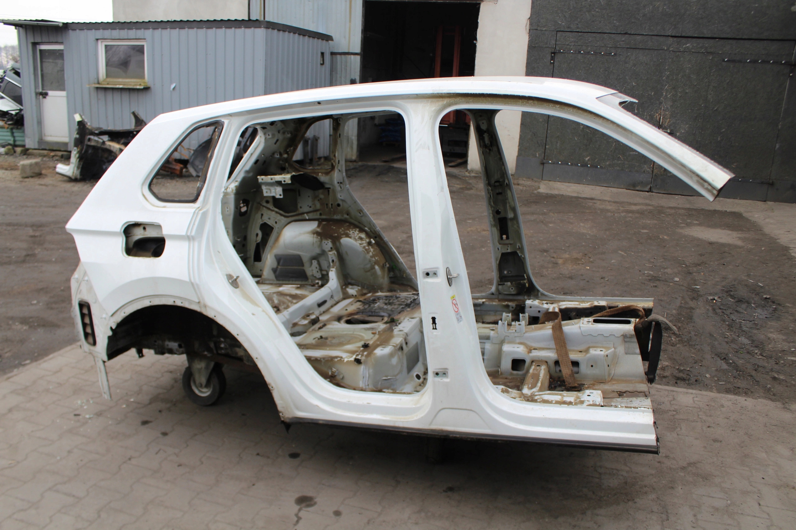 VW Tiguan 5NA ćwiartka dupa z dachem