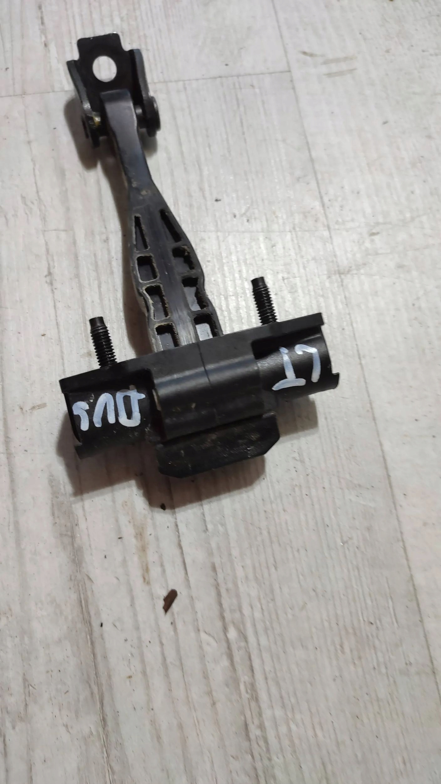 Dacia Duster II 17r 1.2 rear part side left limiter door