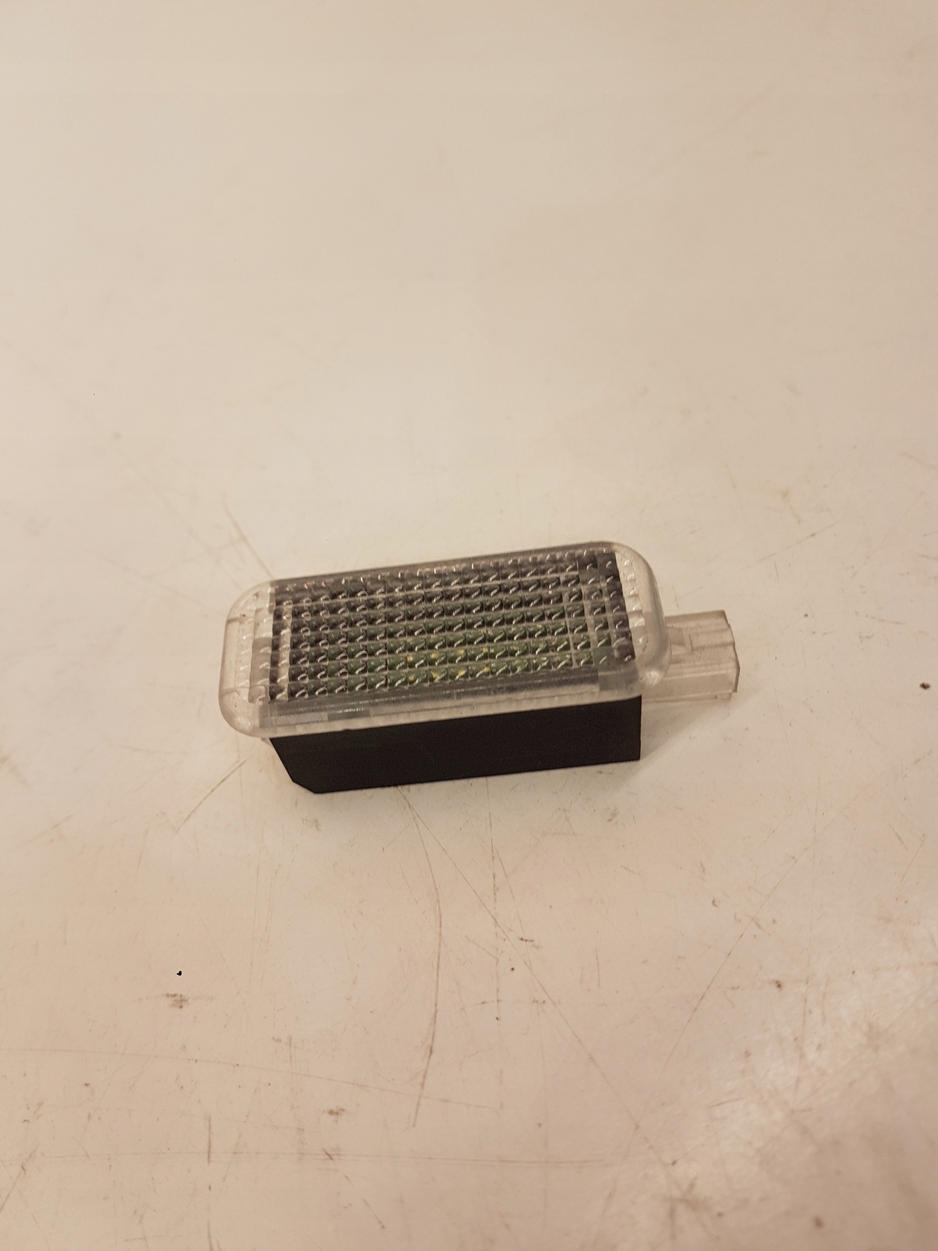 LAMPKA OŚWIETLENIE KABINY AUDI LED 4E0947415