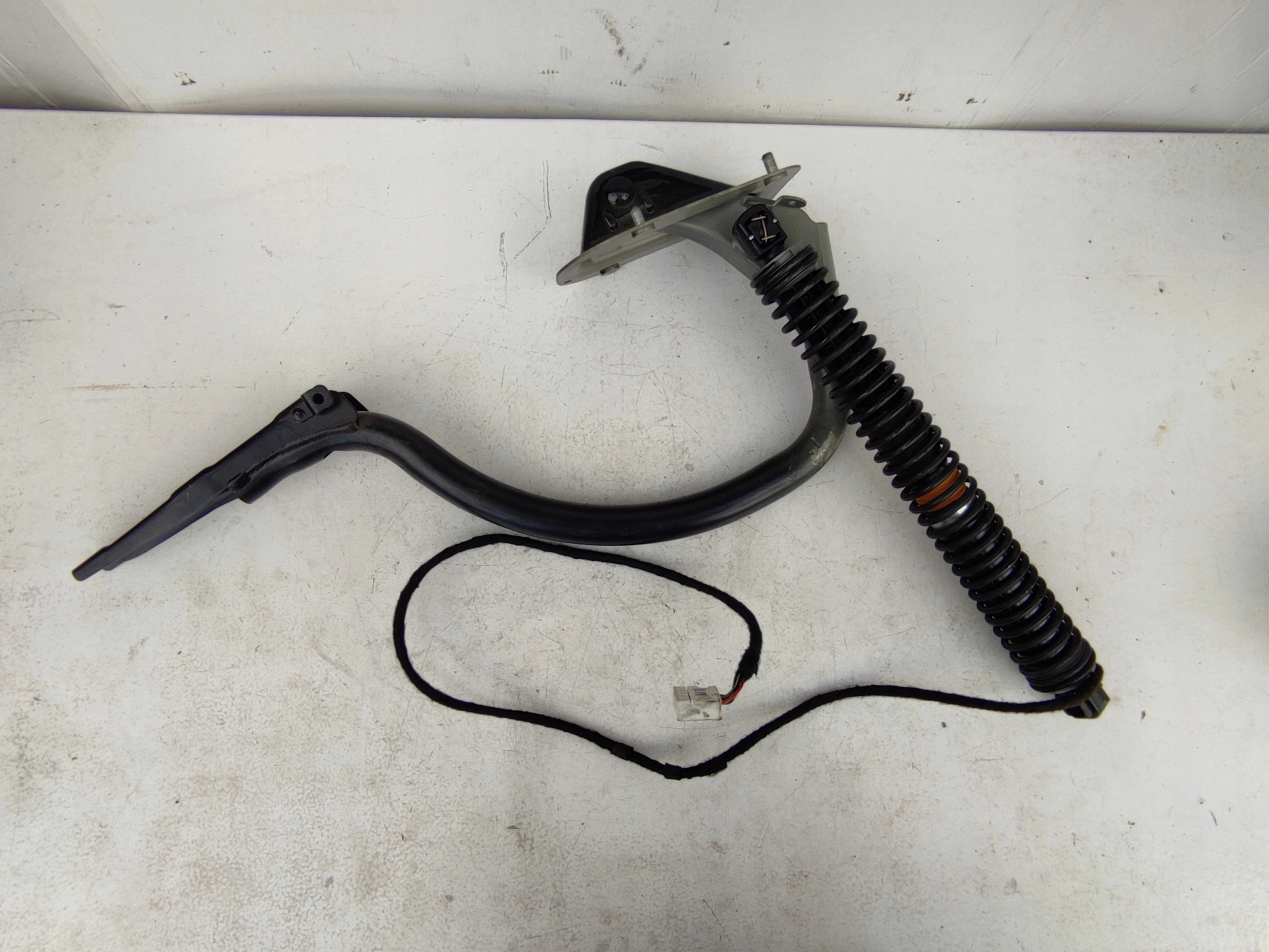 ZAWIAS TELESKOP TYLNEJ KLAPY F01 F02 F04 7185254