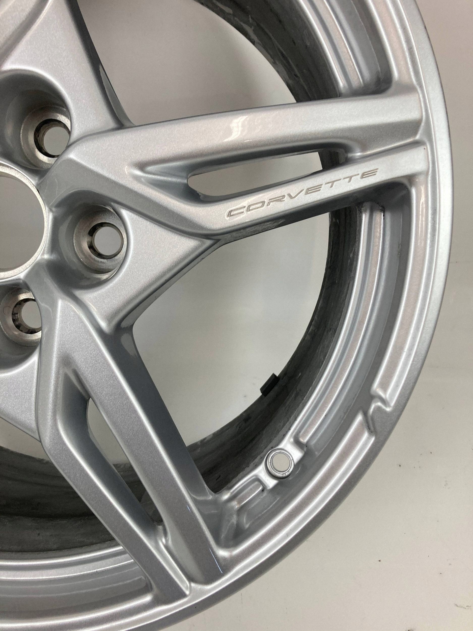 Chevrolet Corvette C8 Stingray disk disk hliníkový 19' OEM 2020-2024