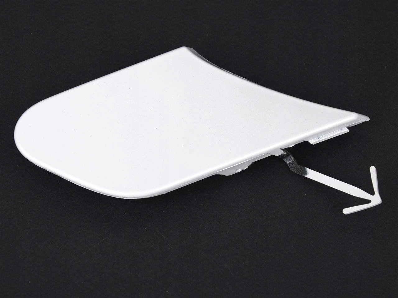 ZASLEPKA HAKA HOLOWNICZEGO PRZOD KUGA 16 FORD OE Color needs painting