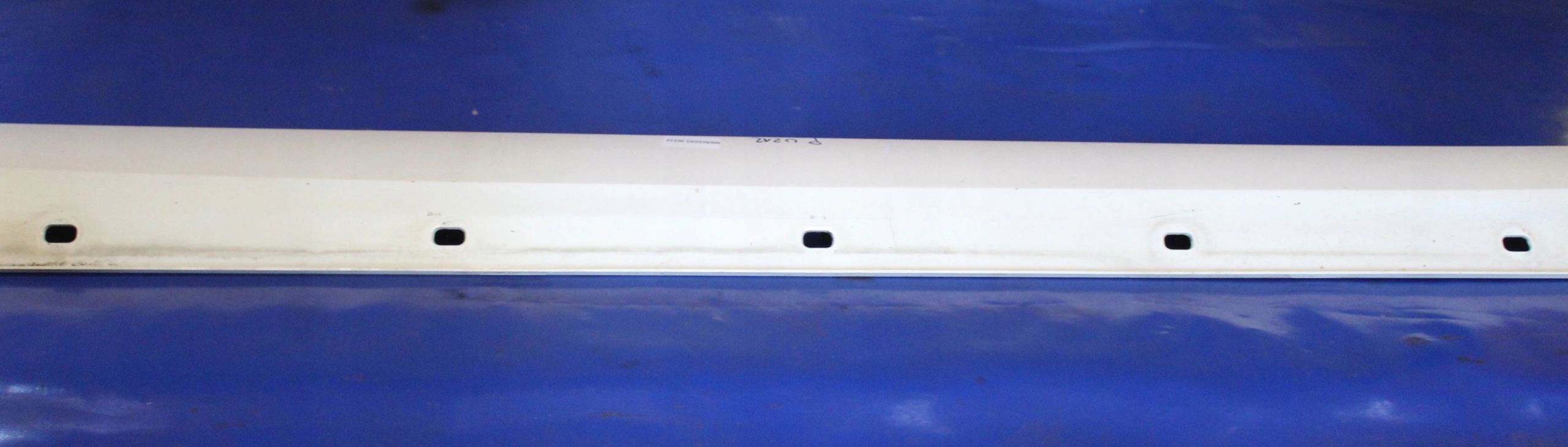 NAKŁADKA LISTWA PROGU PRAWA MERCEDES W212 Kolor biały