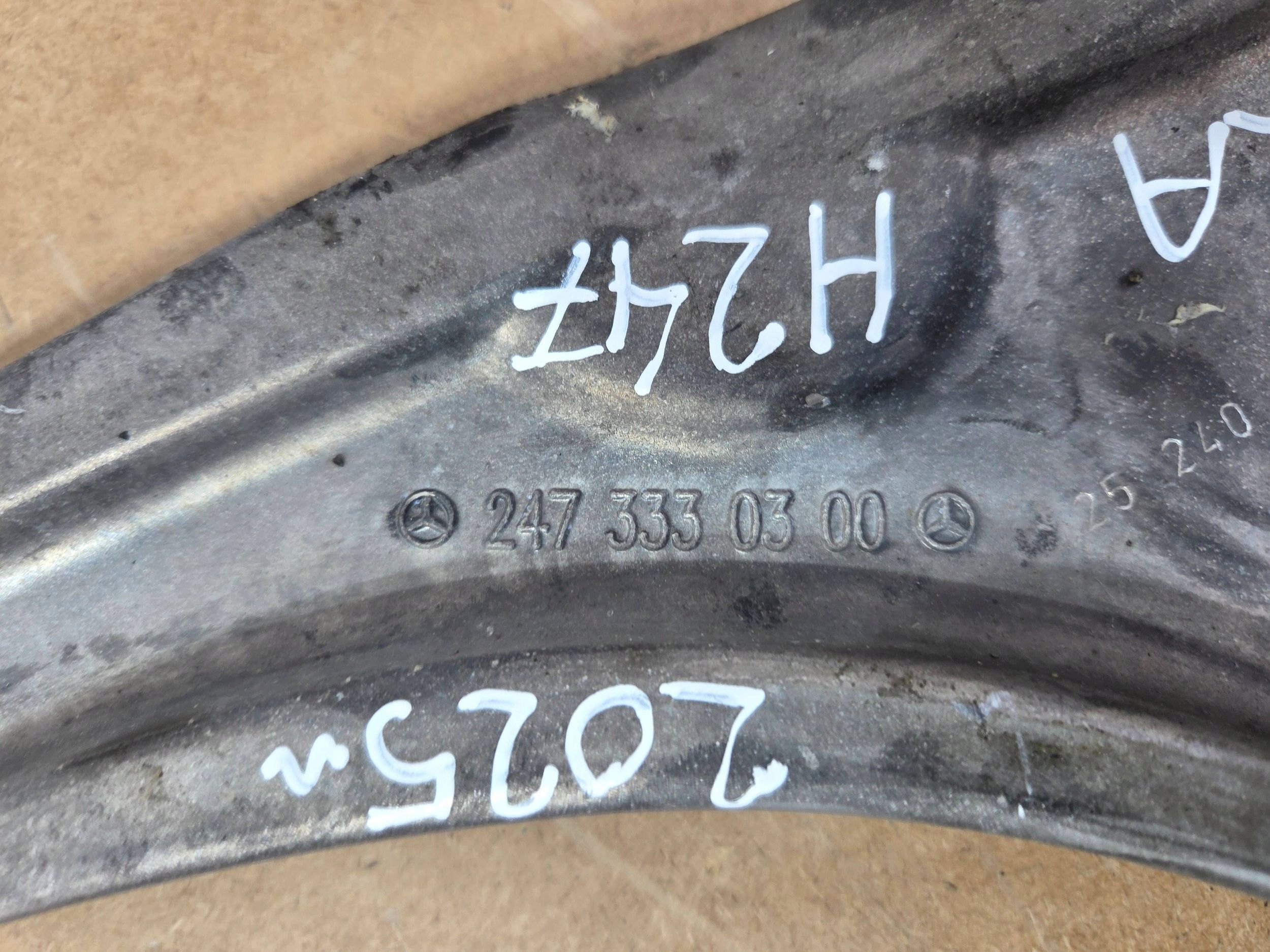 Mercedes-Benz GLA H247 2025r arm front left 2473330300 (T81)